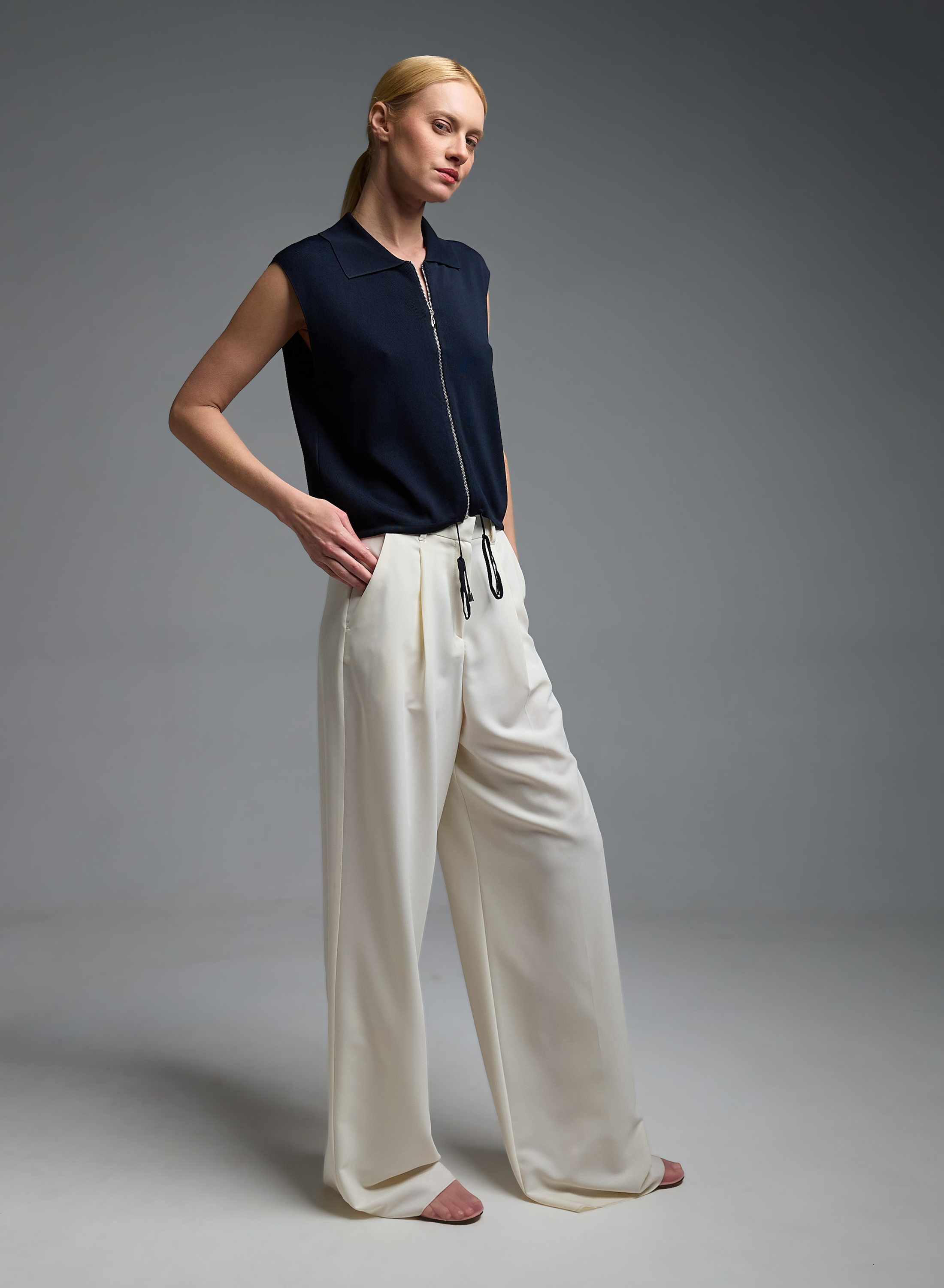 Μπλε αμάνικη πλεκτή Μπλούζα polo με φερμουάρ και με κορδόνι στο τελείωμα Valentina Milano - 2