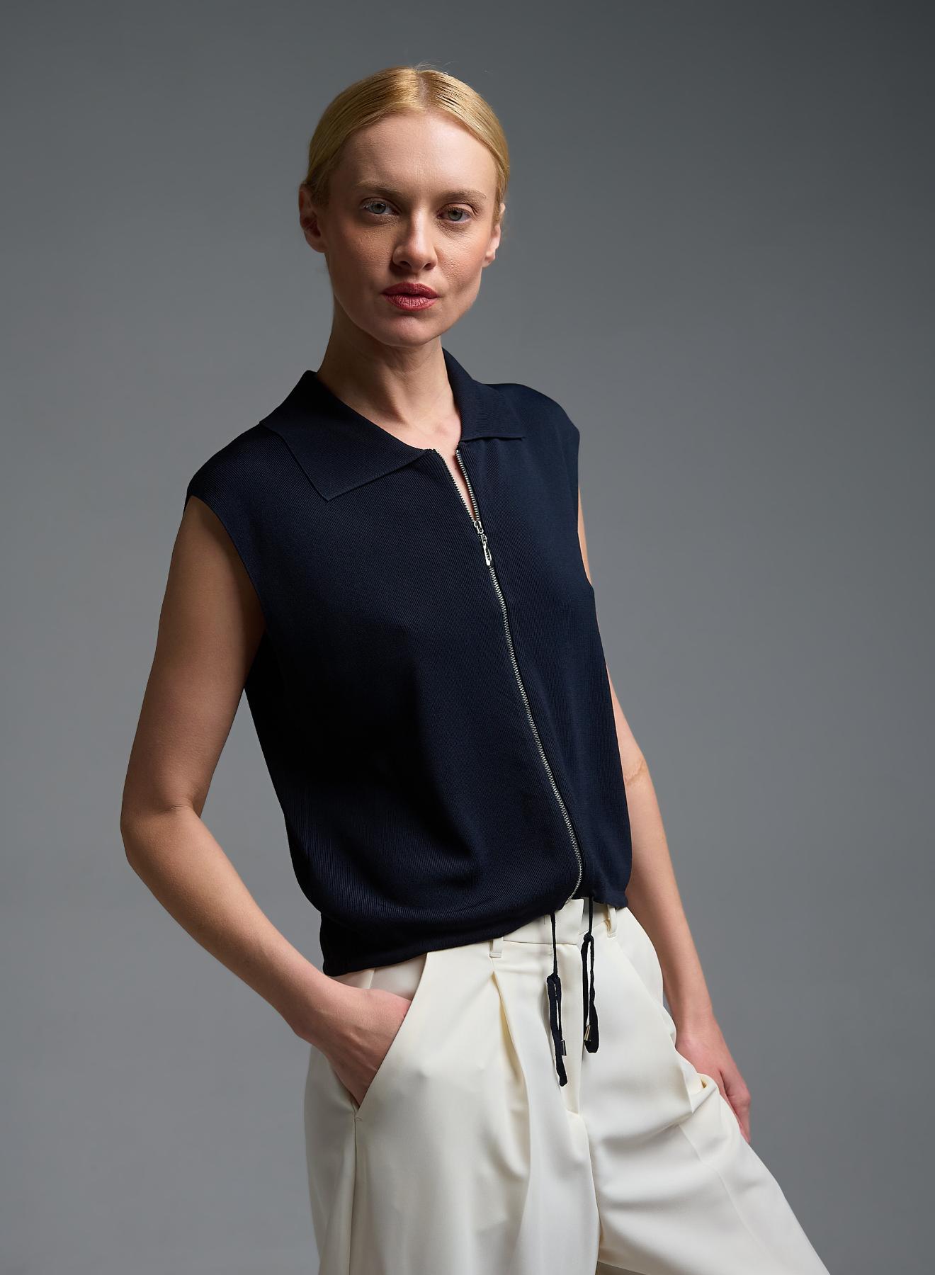 Μπλε αμάνικη πλεκτή Μπλούζα polo με φερμουάρ και με κορδόνι στο τελείωμα Valentina Milano - 1