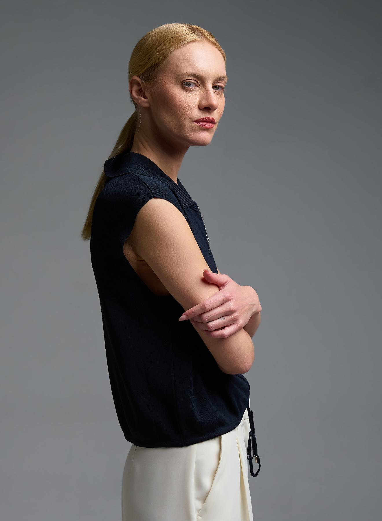 Μπλε αμάνικη πλεκτή Μπλούζα polo με φερμουάρ και με κορδόνι στο τελείωμα Valentina Milano - 4