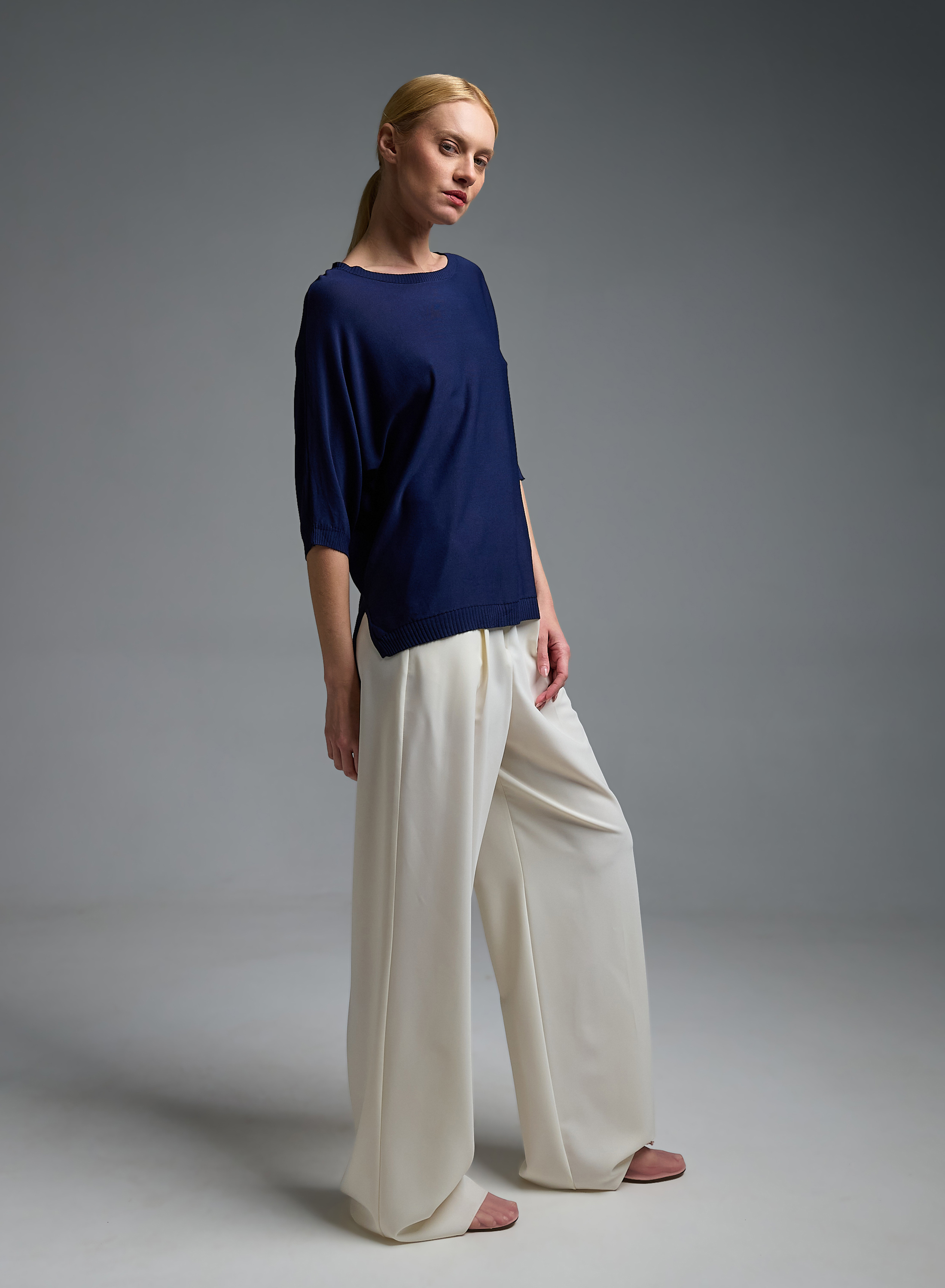 Μπλε πλεκτή Μπλούζα με ανοίγματα στο πλάι και με κοντά μανίκια Valentina Milano - 1