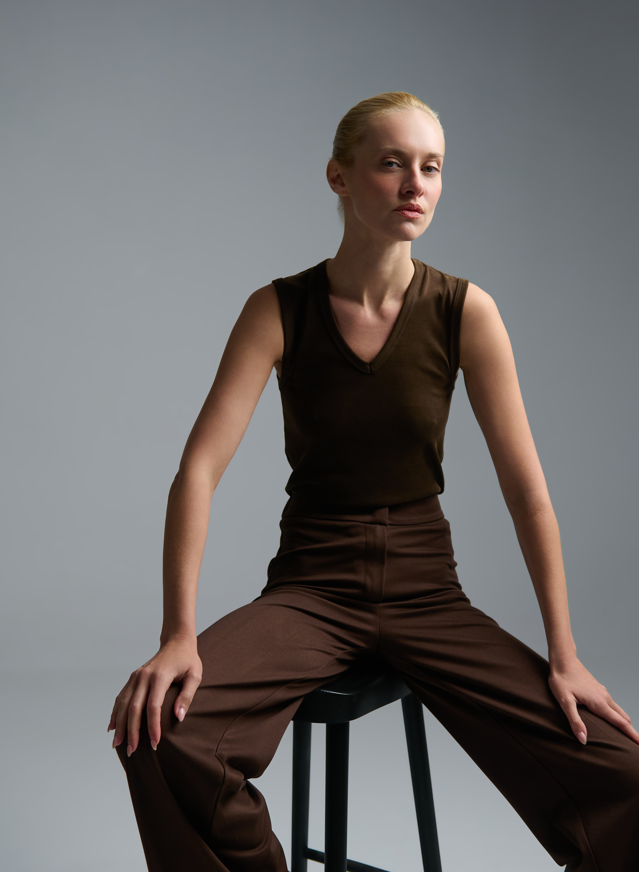 Chocolate sleeveless Top with V neckline Imperial - 1