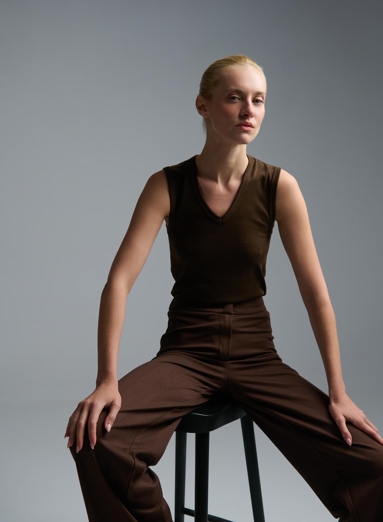 Chocolate sleeveless Top with V neckline Imperial - 2