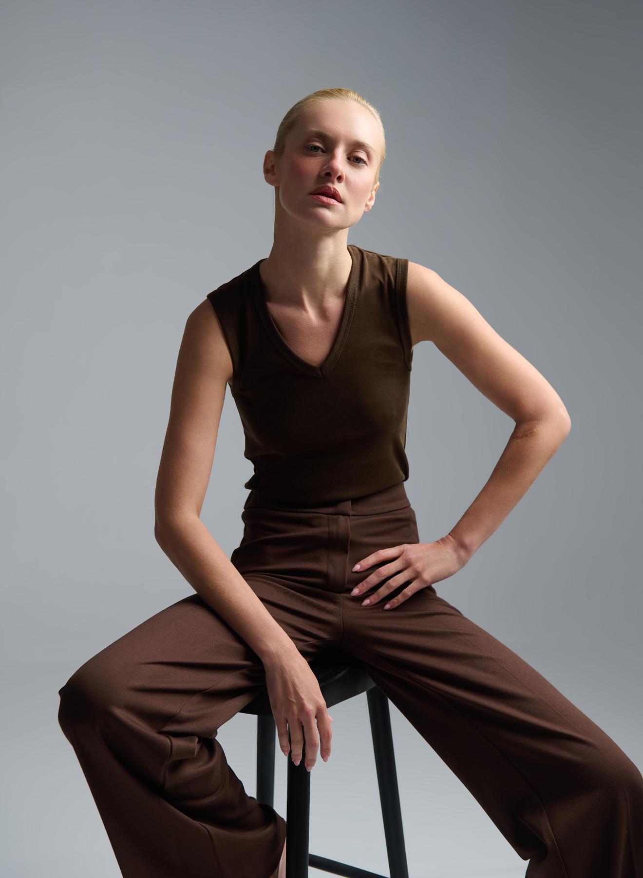 Chocolate sleeveless Top with V neckline Imperial - 1