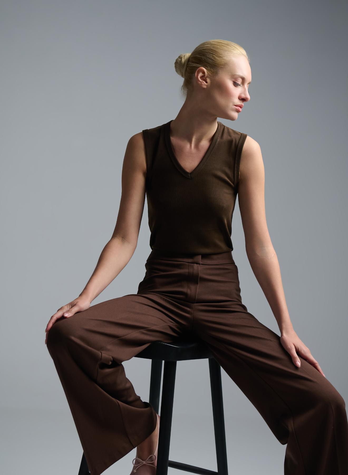 Chocolate sleeveless Top with V neckline Imperial - 3