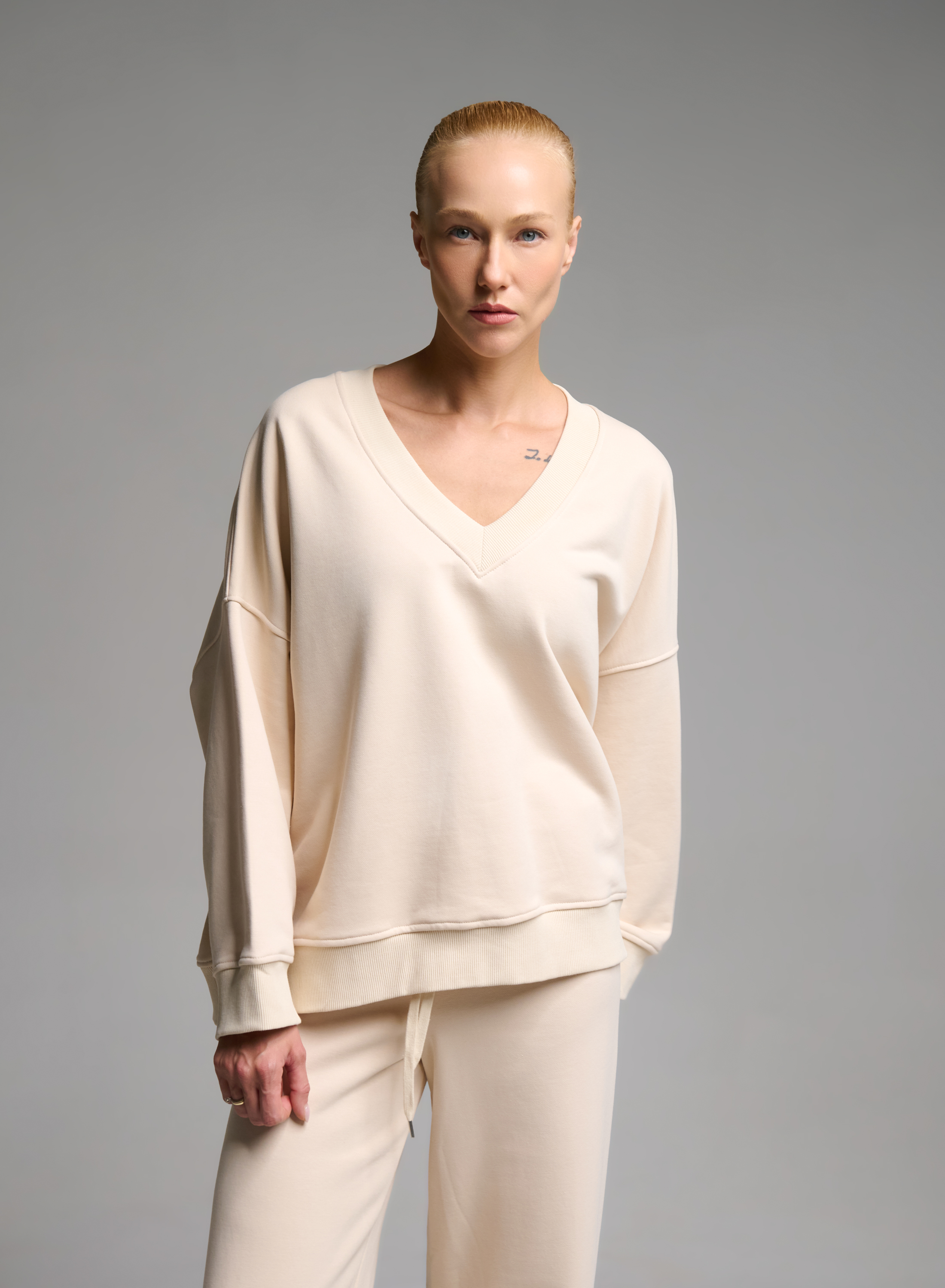 Cream loose fit Sweatshirt with V neckline Vicolo - 4