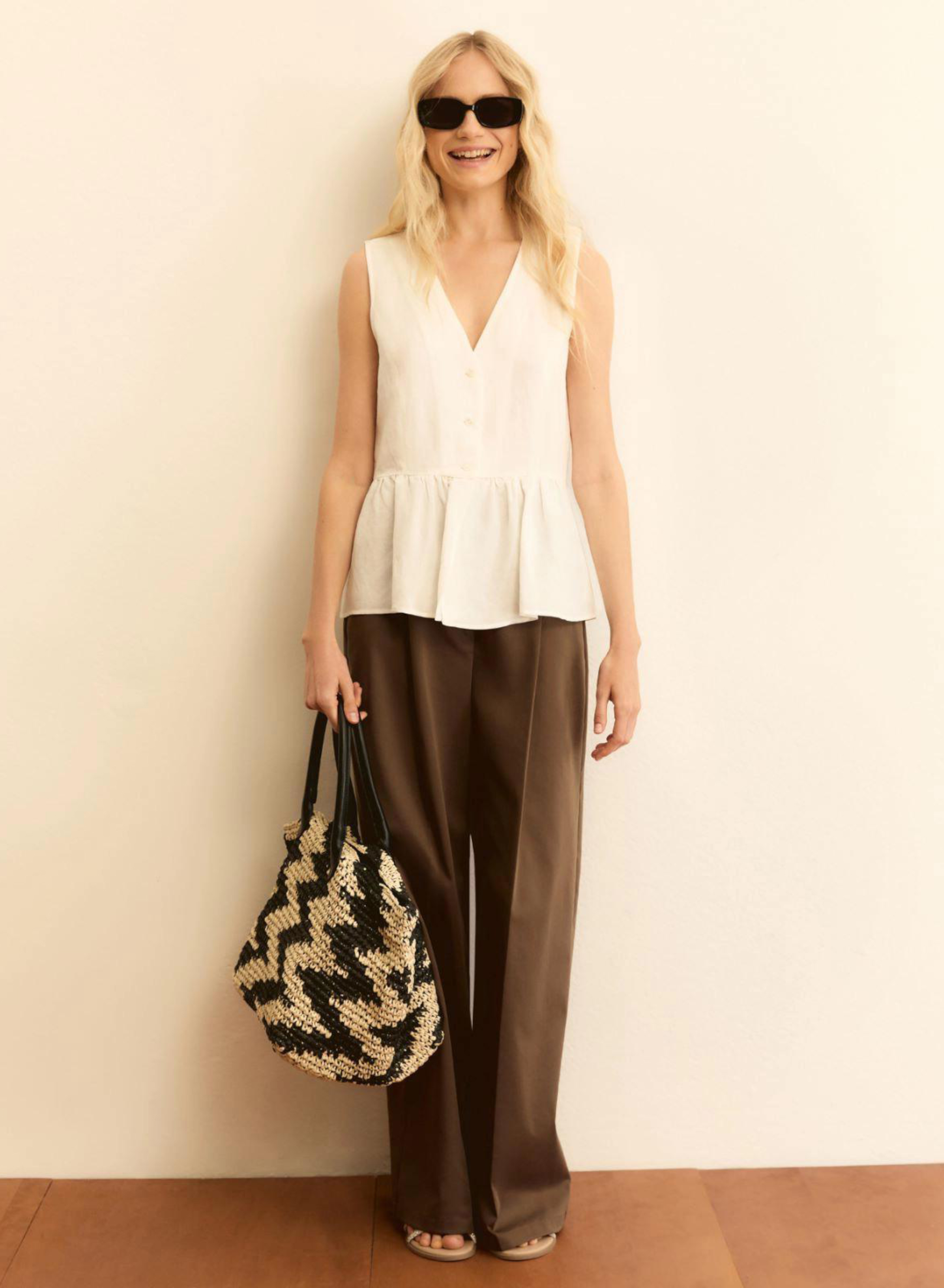 Λευκή αμάνικη Μπλούζα με V λαιμόκοψη και με κουμπιά Emme Marella - 0