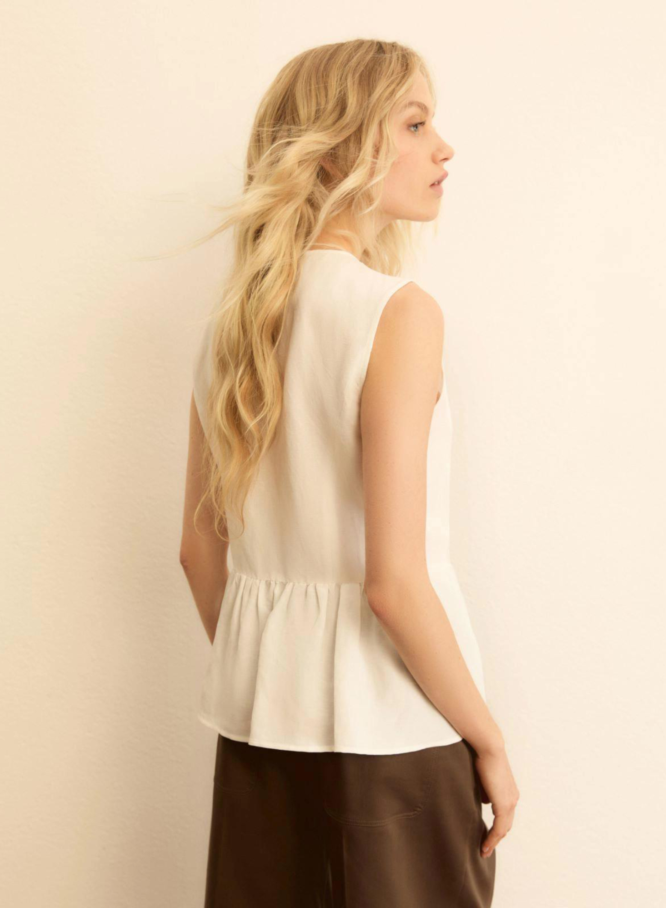 Λευκή αμάνικη Μπλούζα με V λαιμόκοψη και με κουμπιά Emme Marella - 1