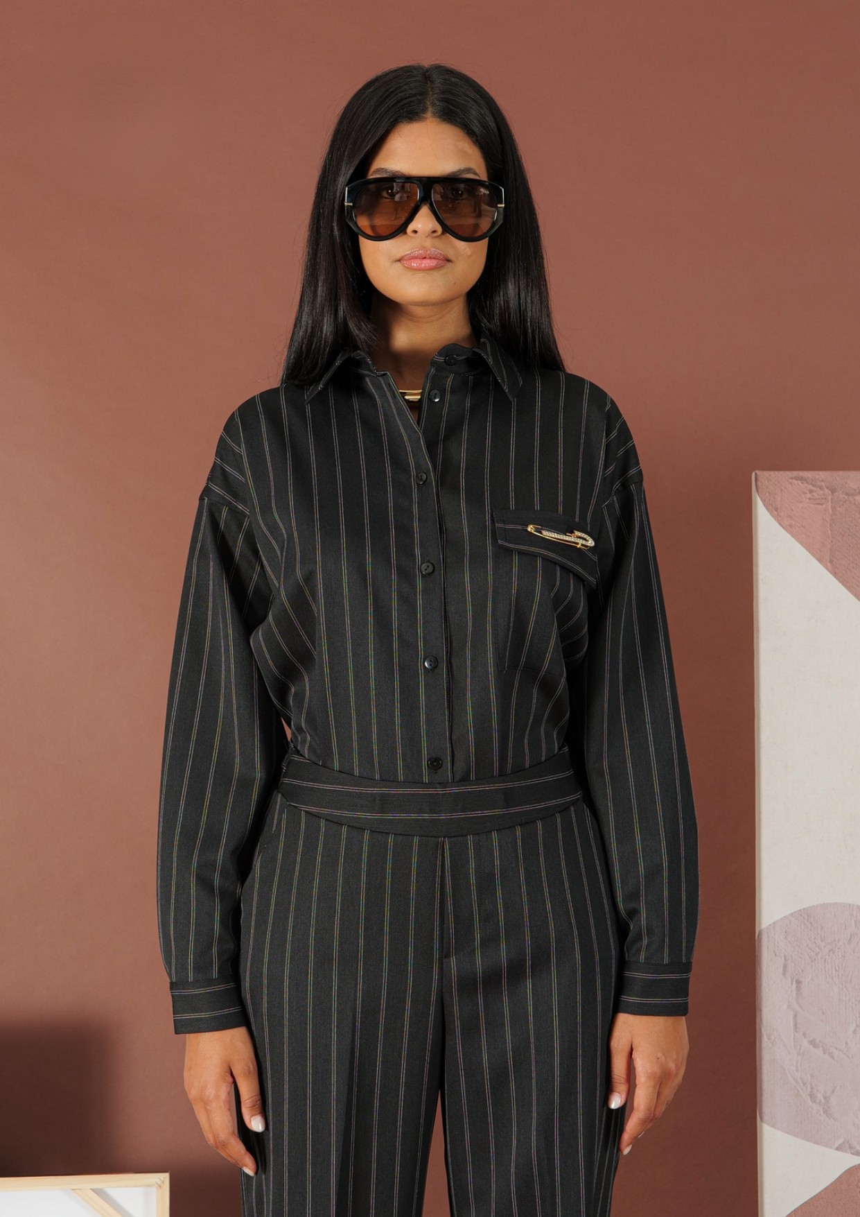 Μαύρο Πουκάμισο με ρίγες και με διακοσμητική καρφίτσα R.R. - 1