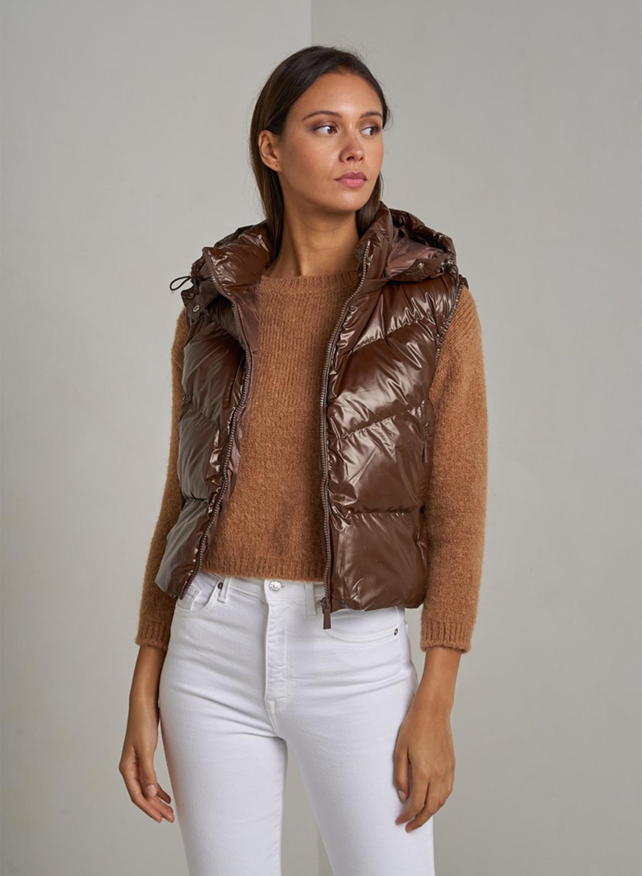 Short sleeveless puffer jacket with detachable hood - 1