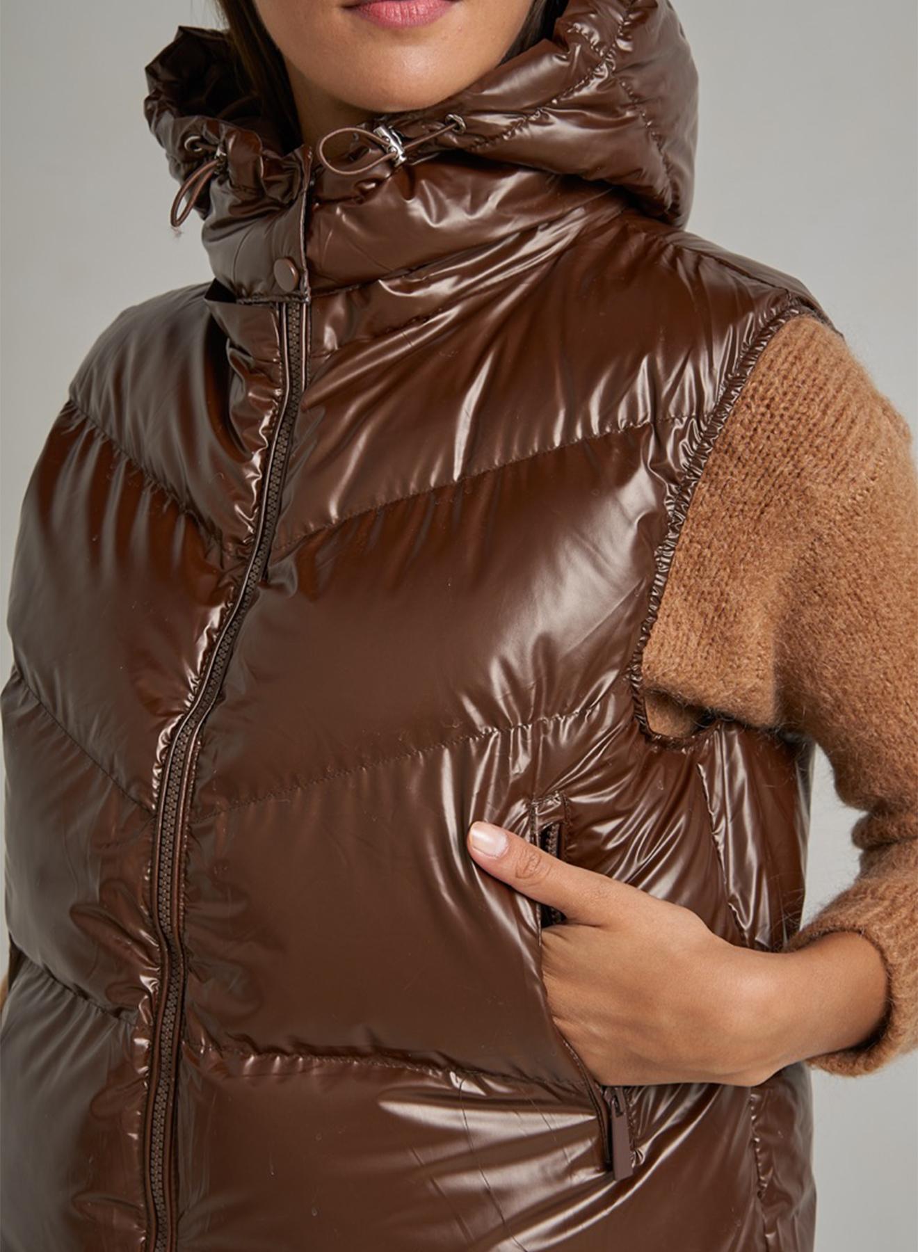 Short sleeveless puffer jacket with detachable hood - 2