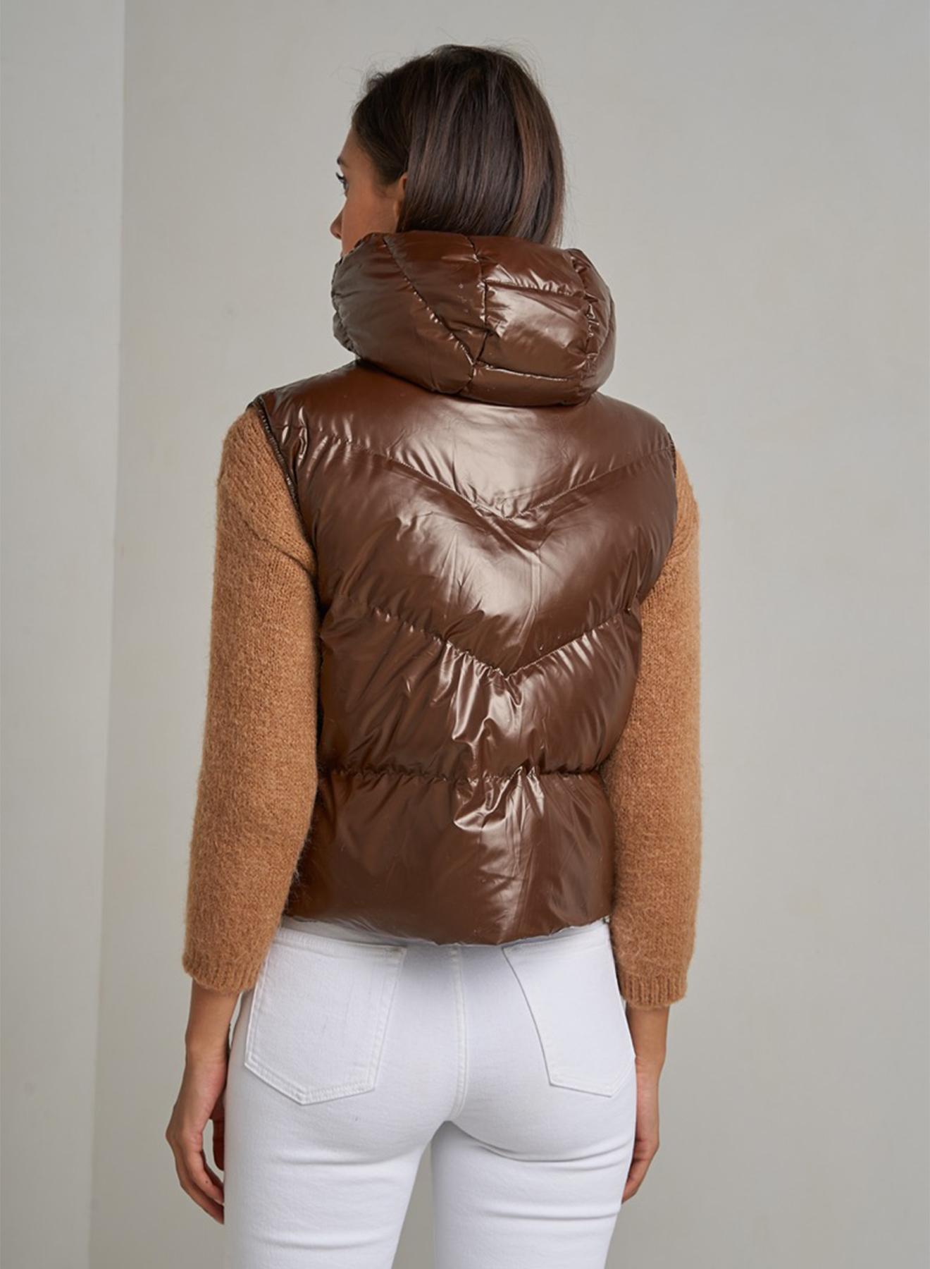 Short sleeveless puffer jacket with detachable hood - 4