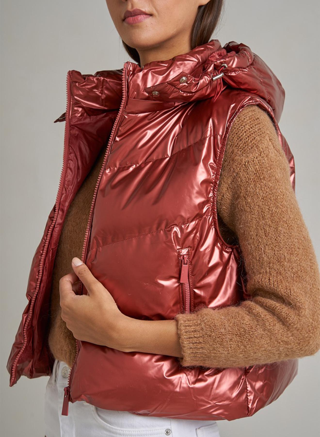 Short sleeveless puffer jacket with detachable hood - 2