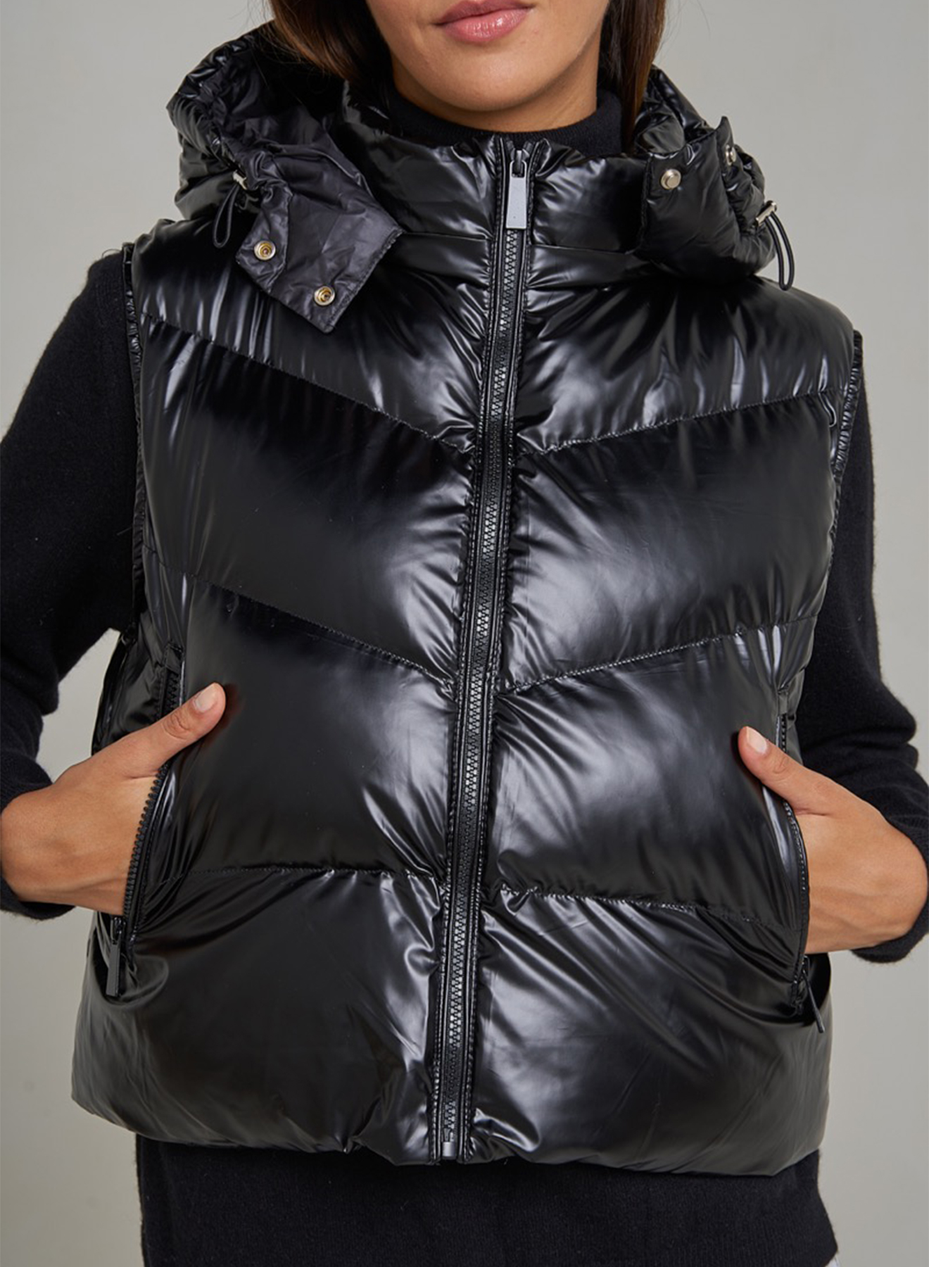 Short sleeveless puffer jacket with detachable hood - 1