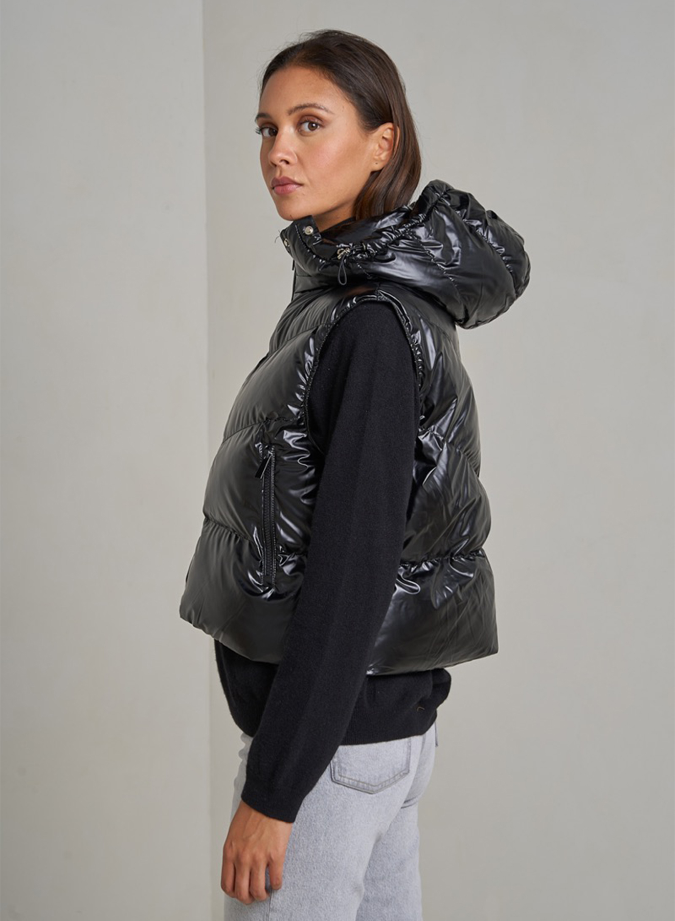 Short sleeveless puffer jacket with detachable hood - 2