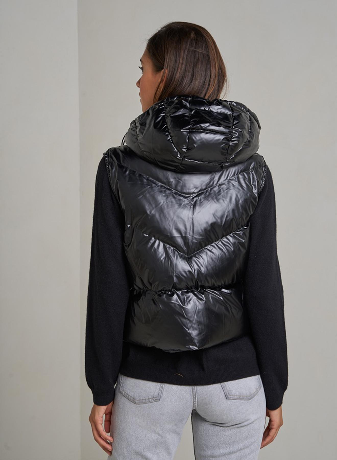 Short sleeveless puffer jacket with detachable hood - 4