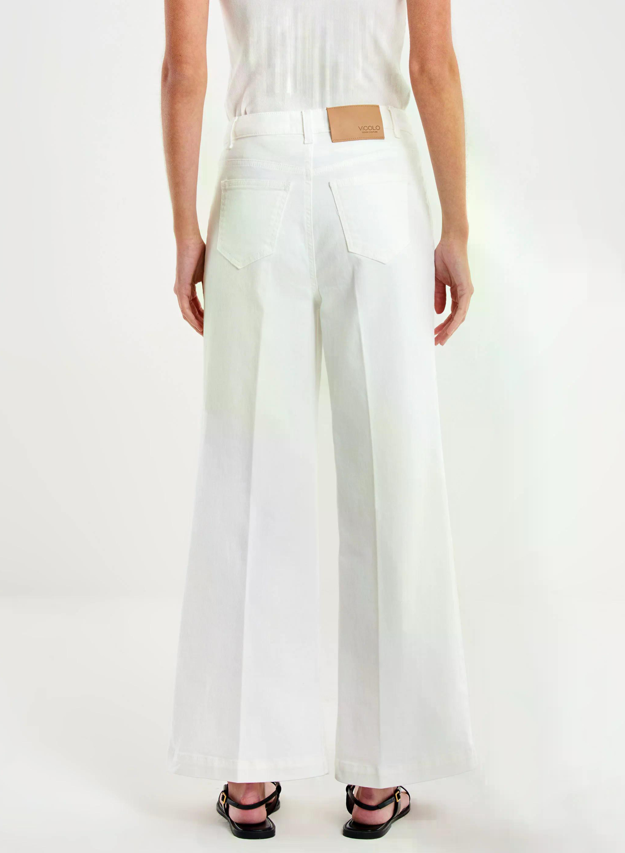 Λευκό wide legs Παντελόνι Jeans Cristina με χρυσά κουμπιά στις τσέπες Vicolo - 2