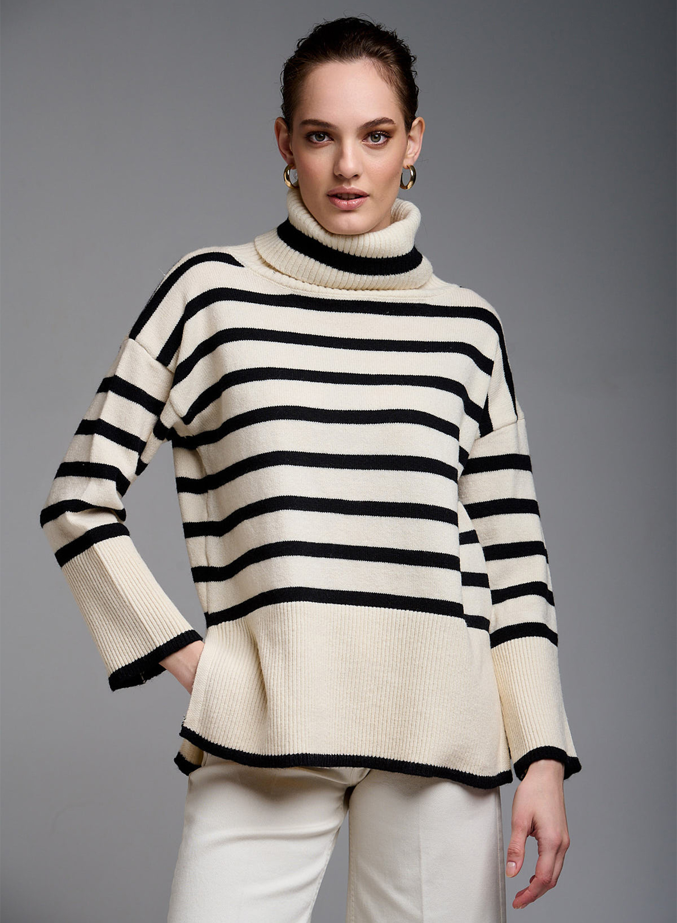 Turtleneck sweater with stripes - 2