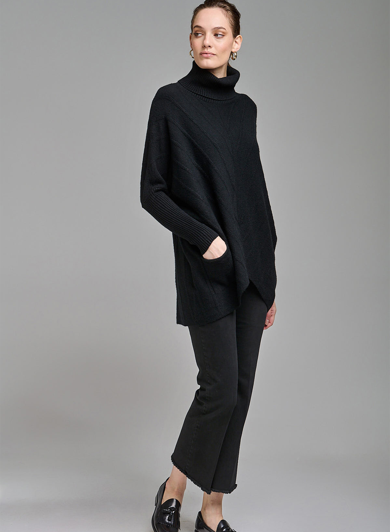 Oversized turtleneck sweater with textured details and pockets - 2