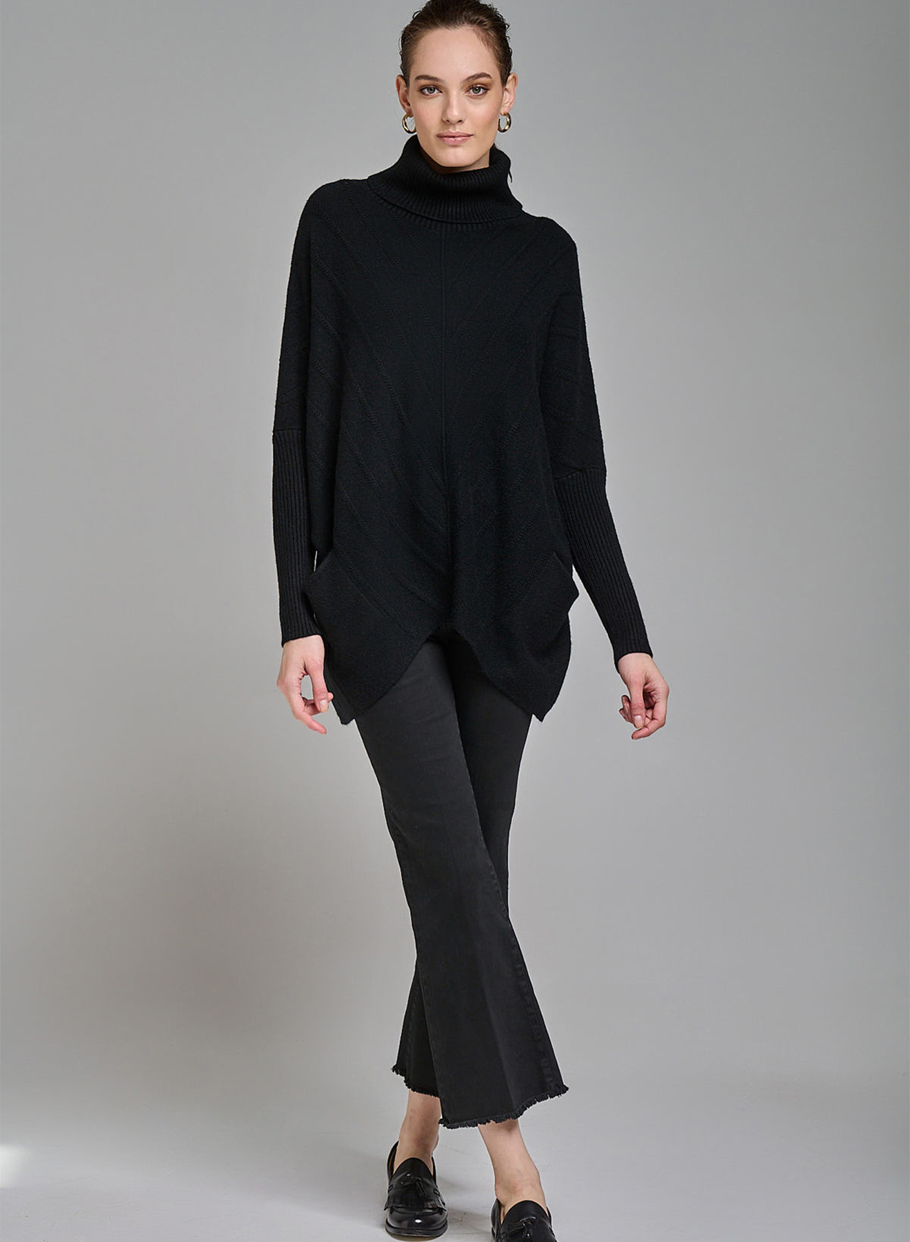 Oversized turtleneck sweater with textured details and pockets - 3