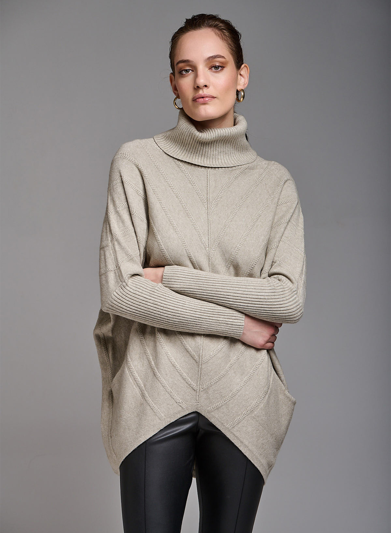 Πουλόβερ ζιβάγκο oversized με ανάγλυφες λεπτομέρειες και τσέπες - 0