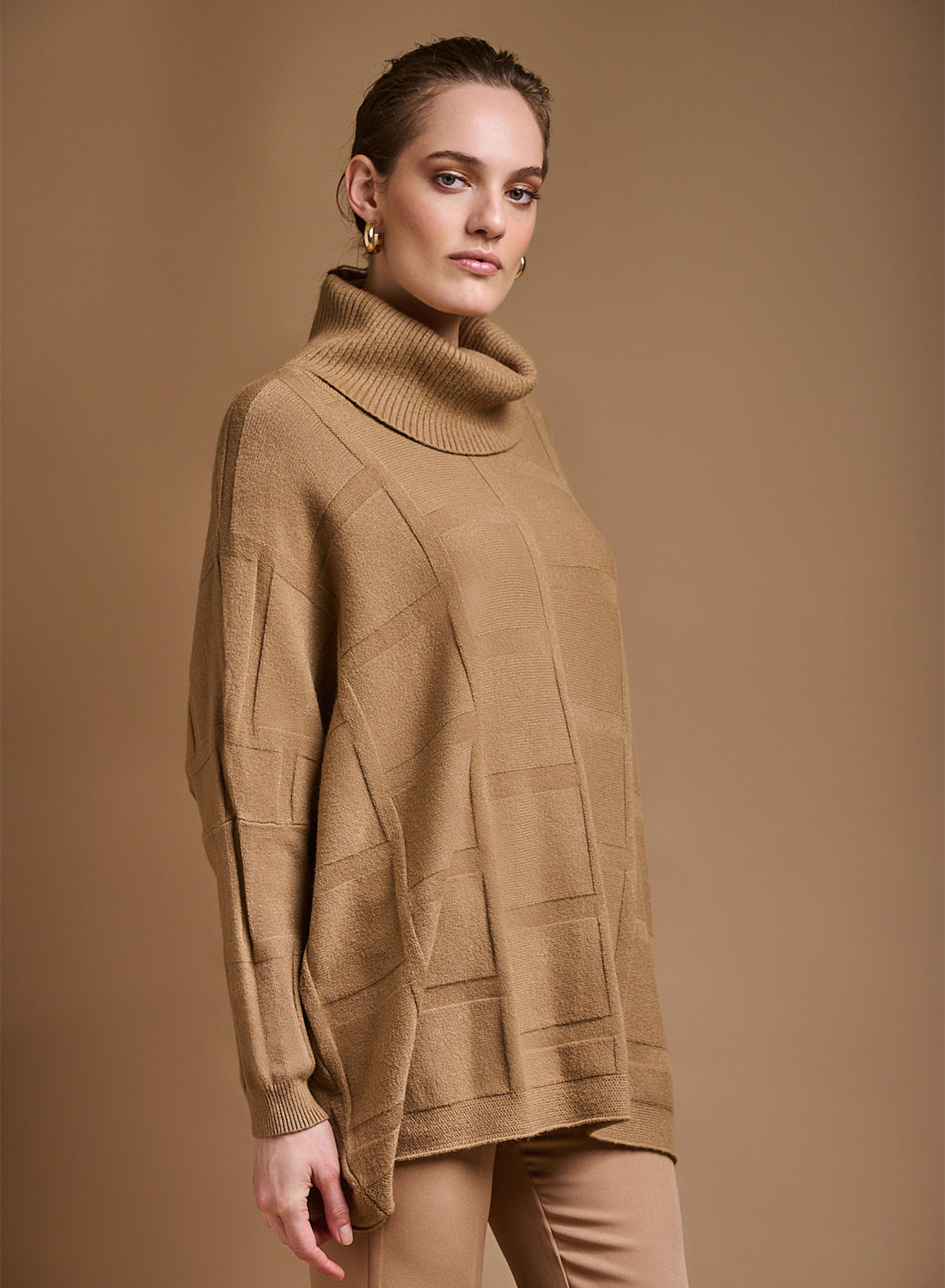 Oversized turtleneck sweater with textured details - 3