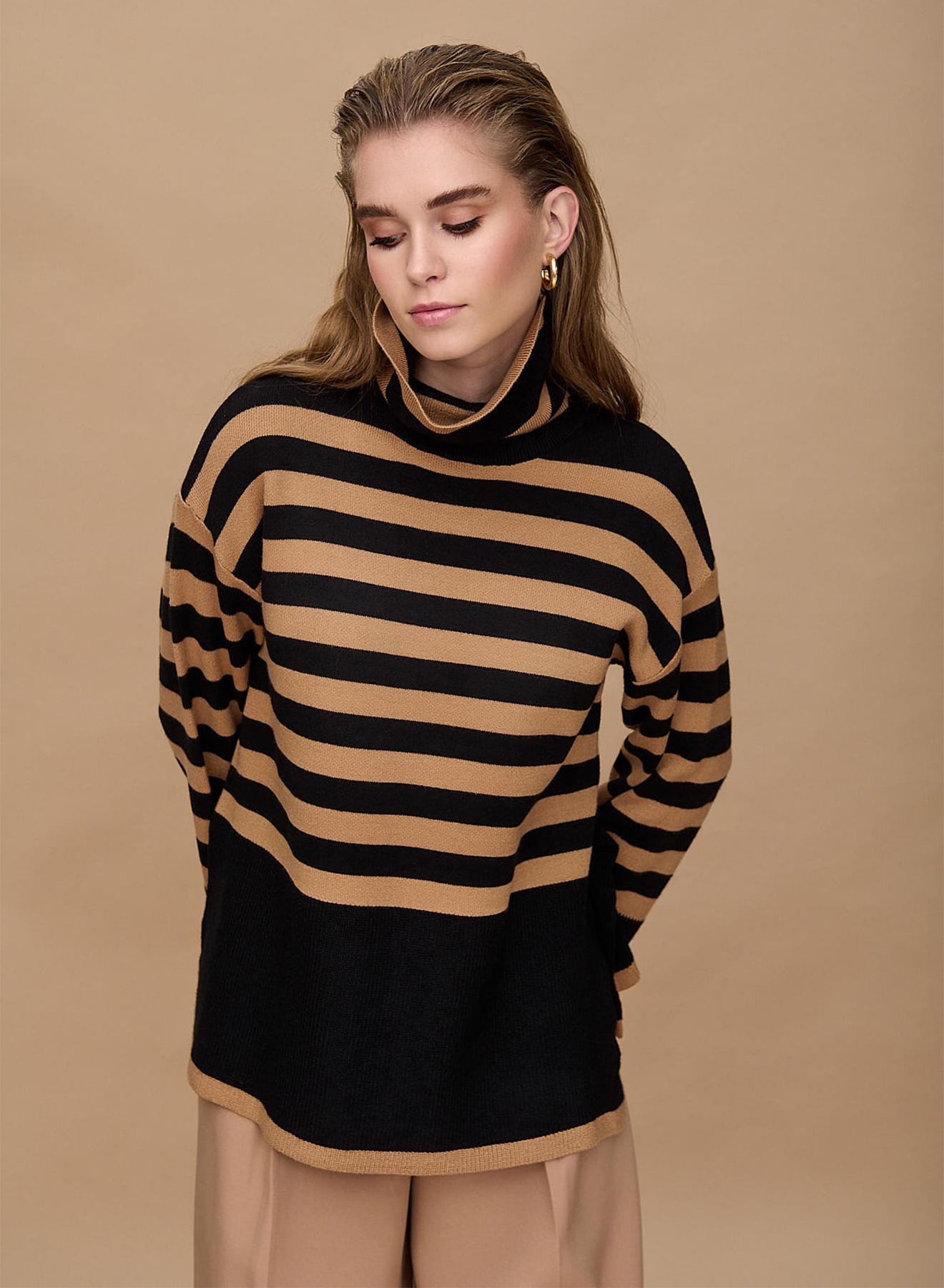 Turtleneck sweater with stripes - 4