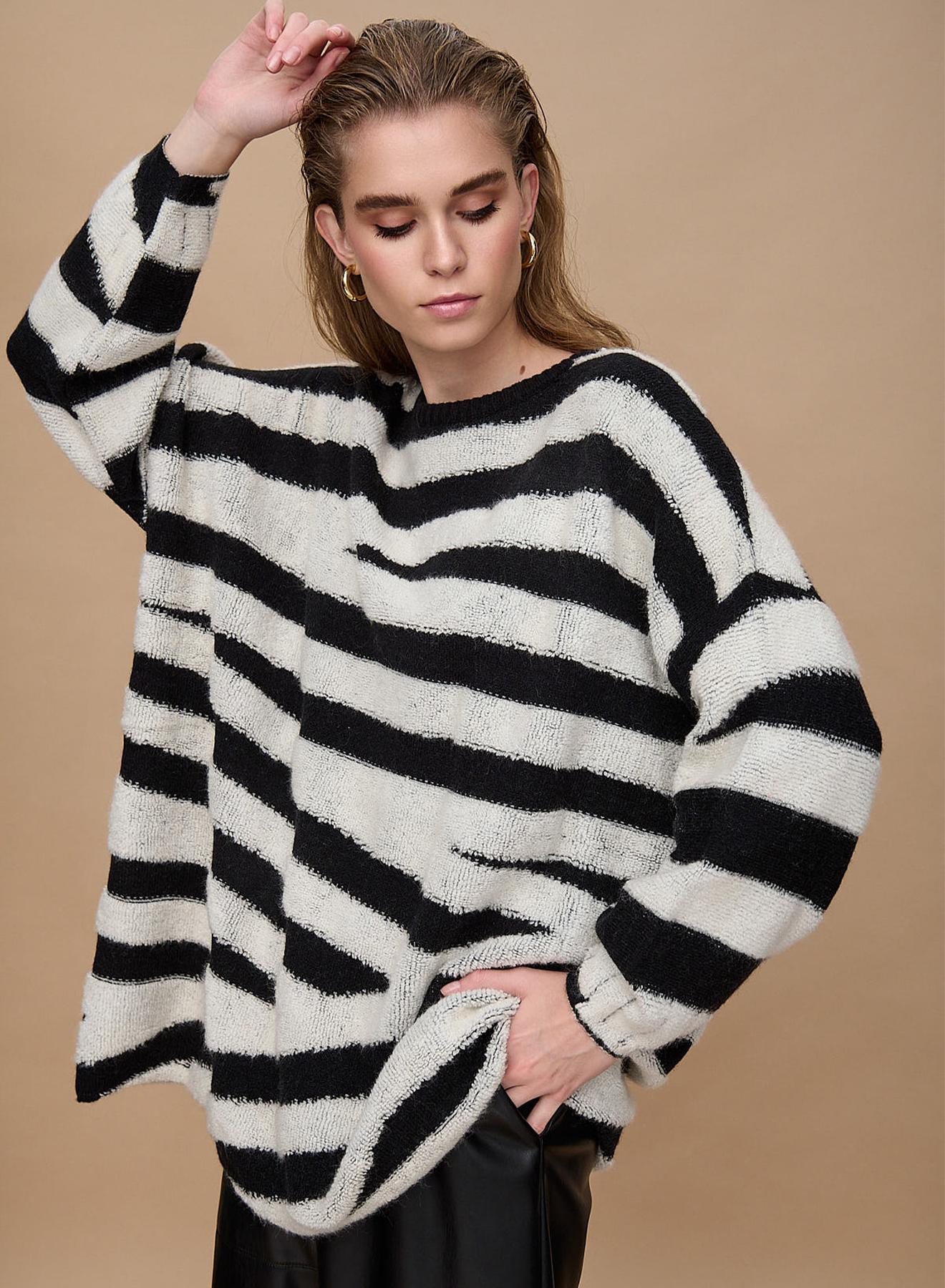 Oversized sweater with wide stripes - 4