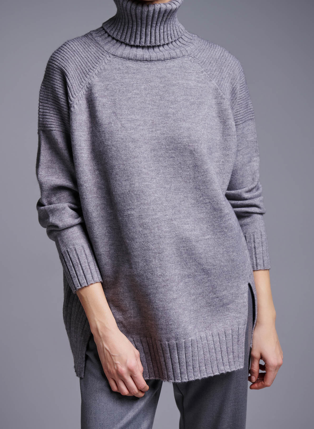 Grey long turtleneck Sweater with textured details and side slits Deep Pink - 2