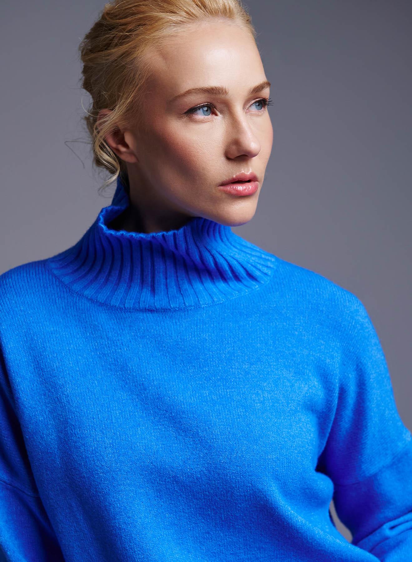 Blue royal turtleneck Sweater with side slits Luxe - 4