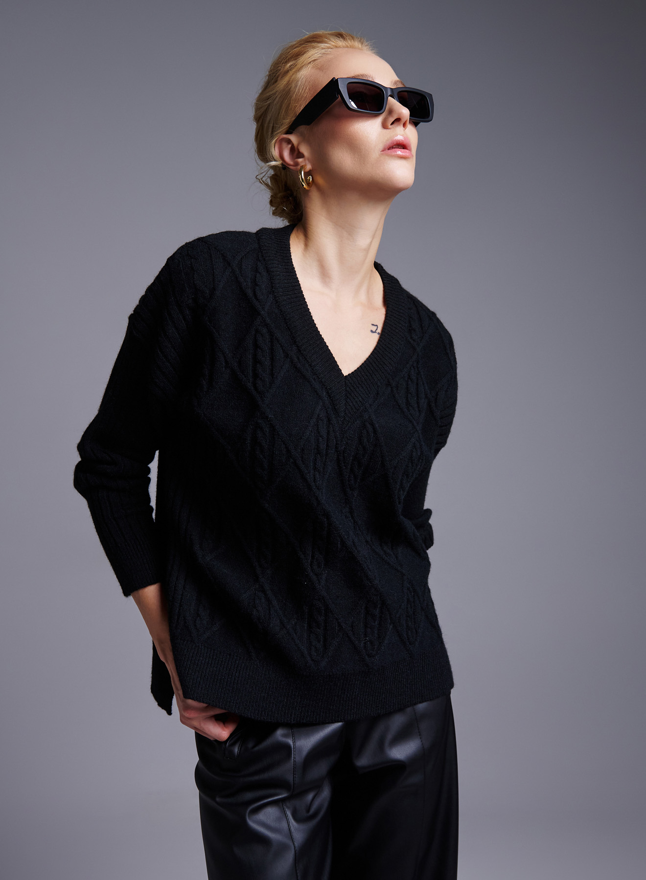 Black Sweater with V neckline, textured details and side slits Deep Pink - 0