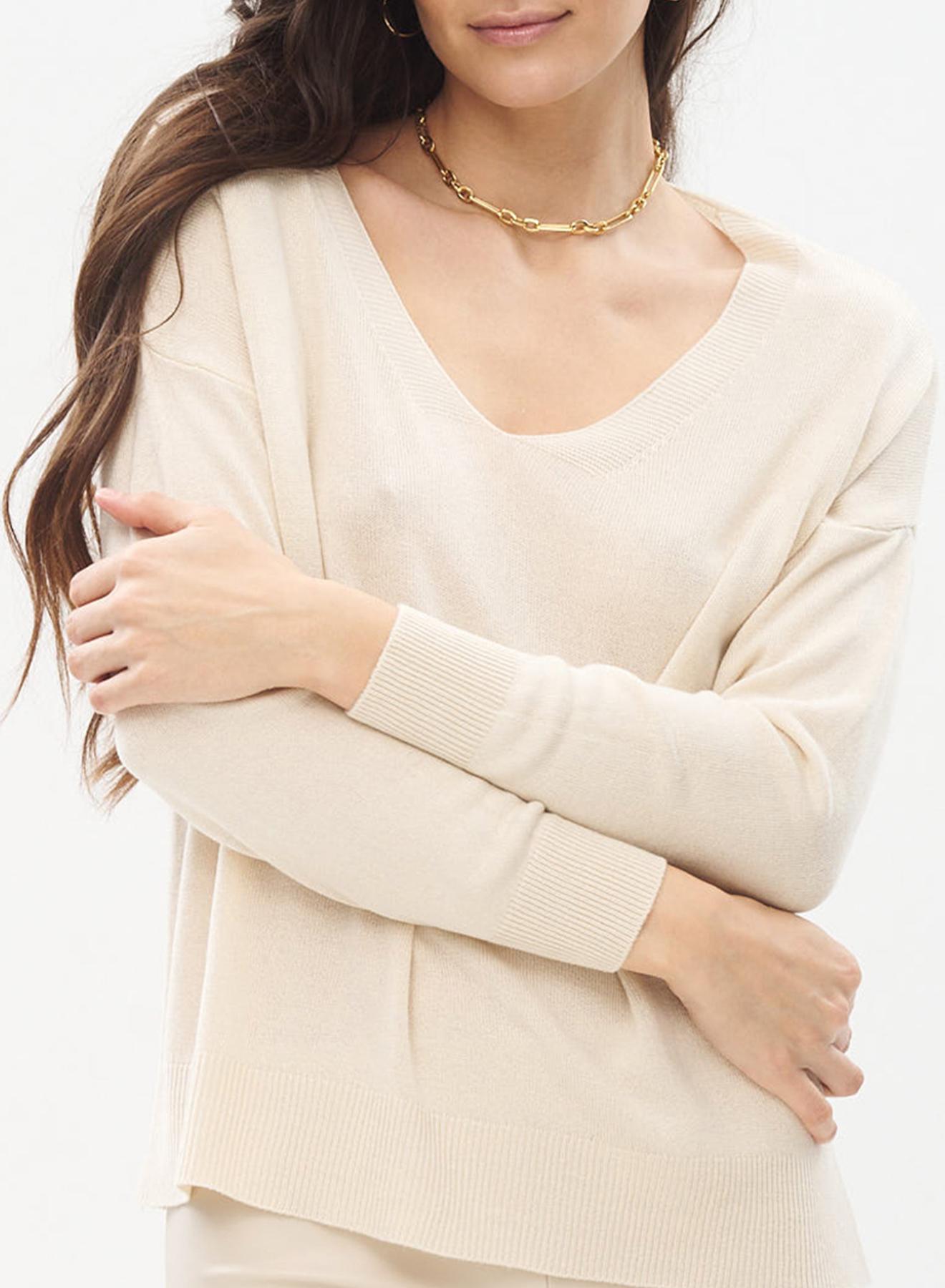 Knitted blouse with V neckline - 3