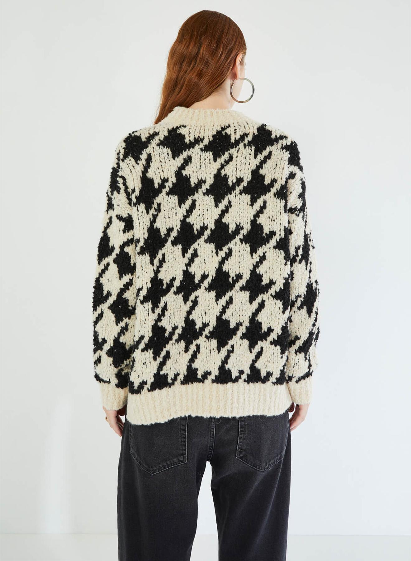 Knitted sweater with patterns - 4