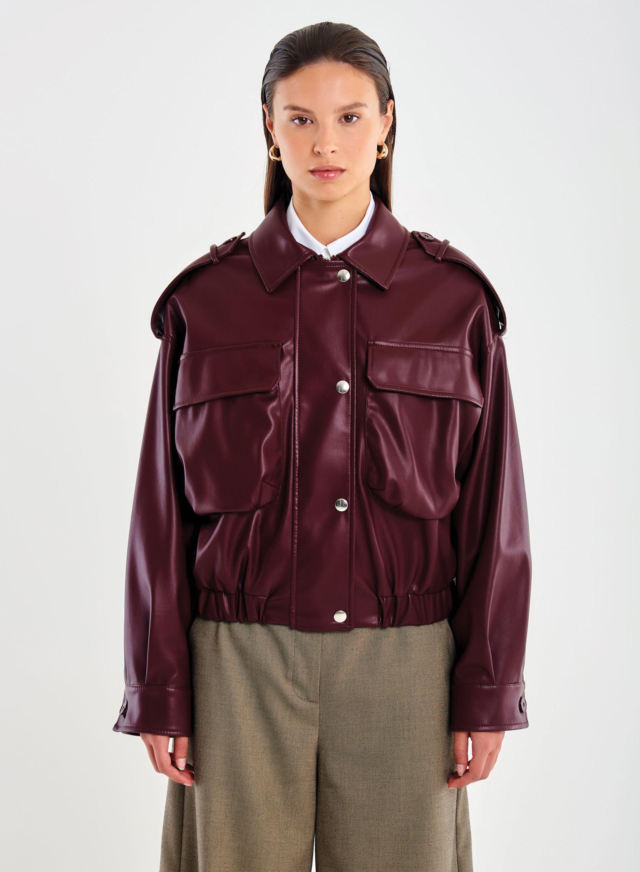 Μπορντώ Μπουφάν bomber από οικολογικό δέρμα με γιακά,  με μεγάλες τσέπες και με λάστιχο στη μέση Vicolo - 0