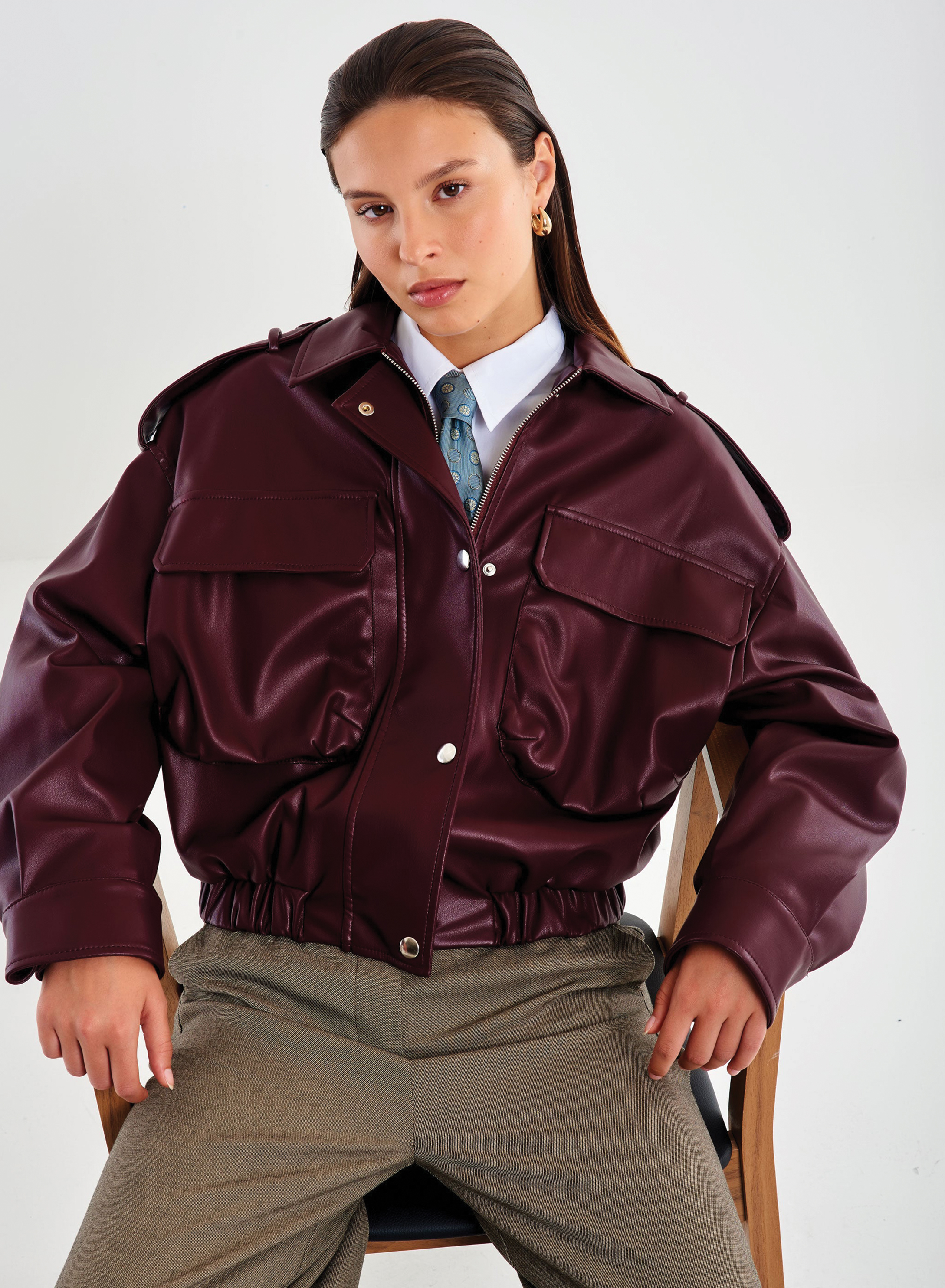 Μπορντώ Μπουφάν bomber από οικολογικό δέρμα με γιακά,  με μεγάλες τσέπες και με λάστιχο στη μέση Vicolo - 1
