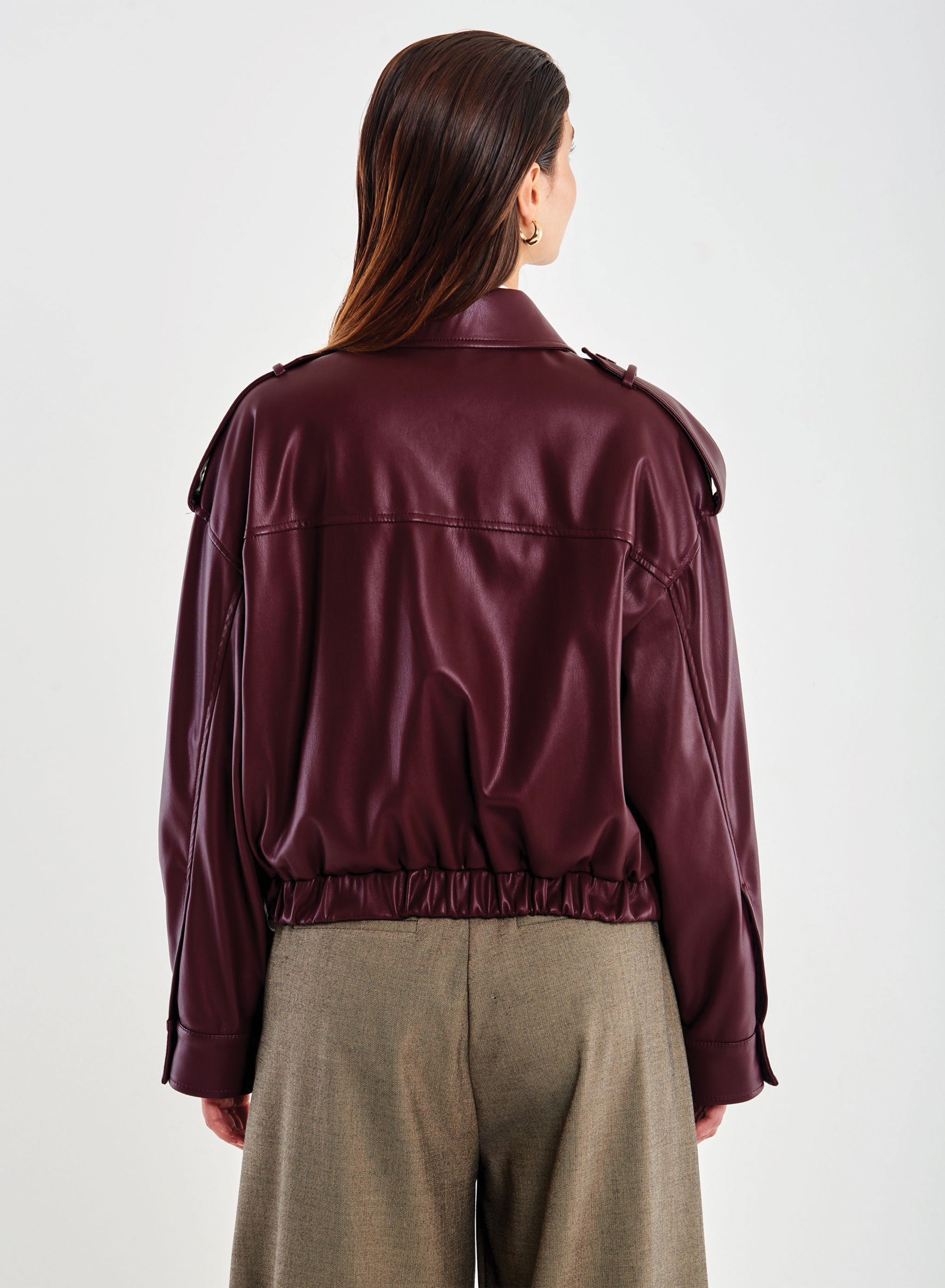 Μπορντώ Μπουφάν bomber από οικολογικό δέρμα με γιακά,  με μεγάλες τσέπες και με λάστιχο στη μέση Vicolo - 2