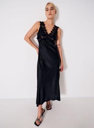 Μακρύ σατέν φόρεμα με λεπτομέρειες από δαντέλα - 26594