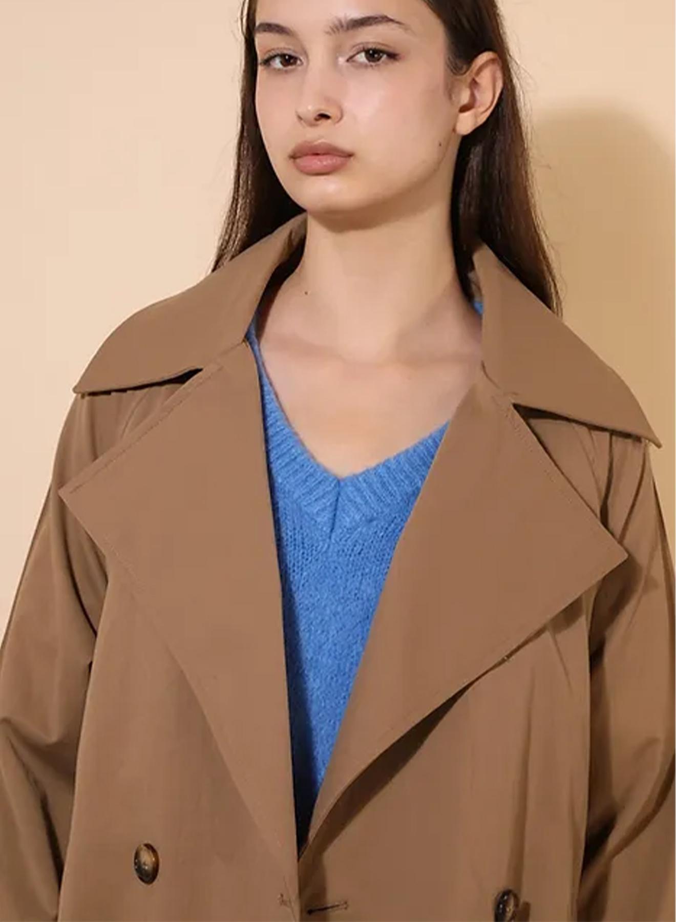 Double-breasted trench coat with belt - 4
