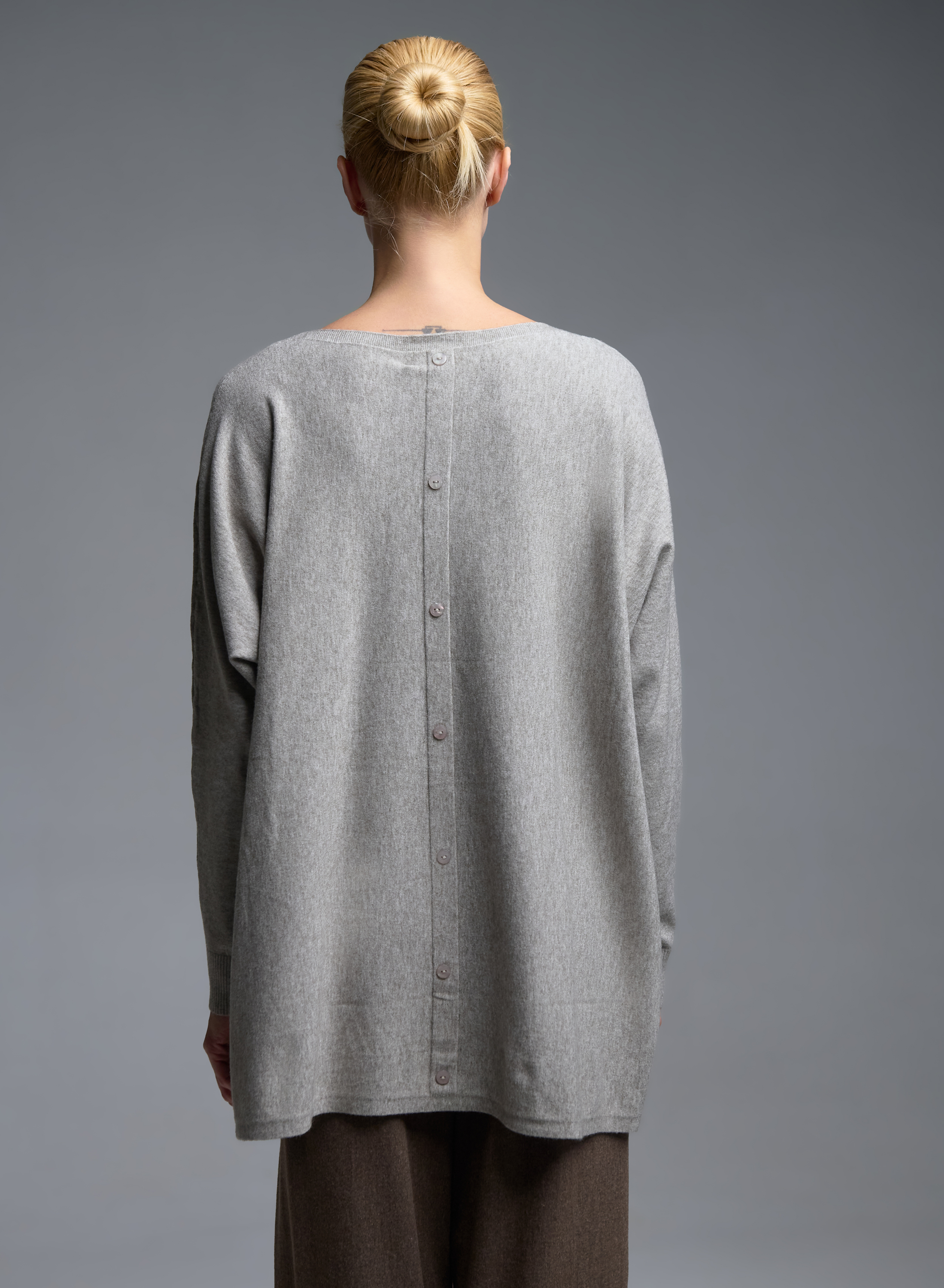 Taupe oversized πλεκτή Μπλούζα με διακοσμητικά κουμπιά στη πλάτη Beauty Women - 4