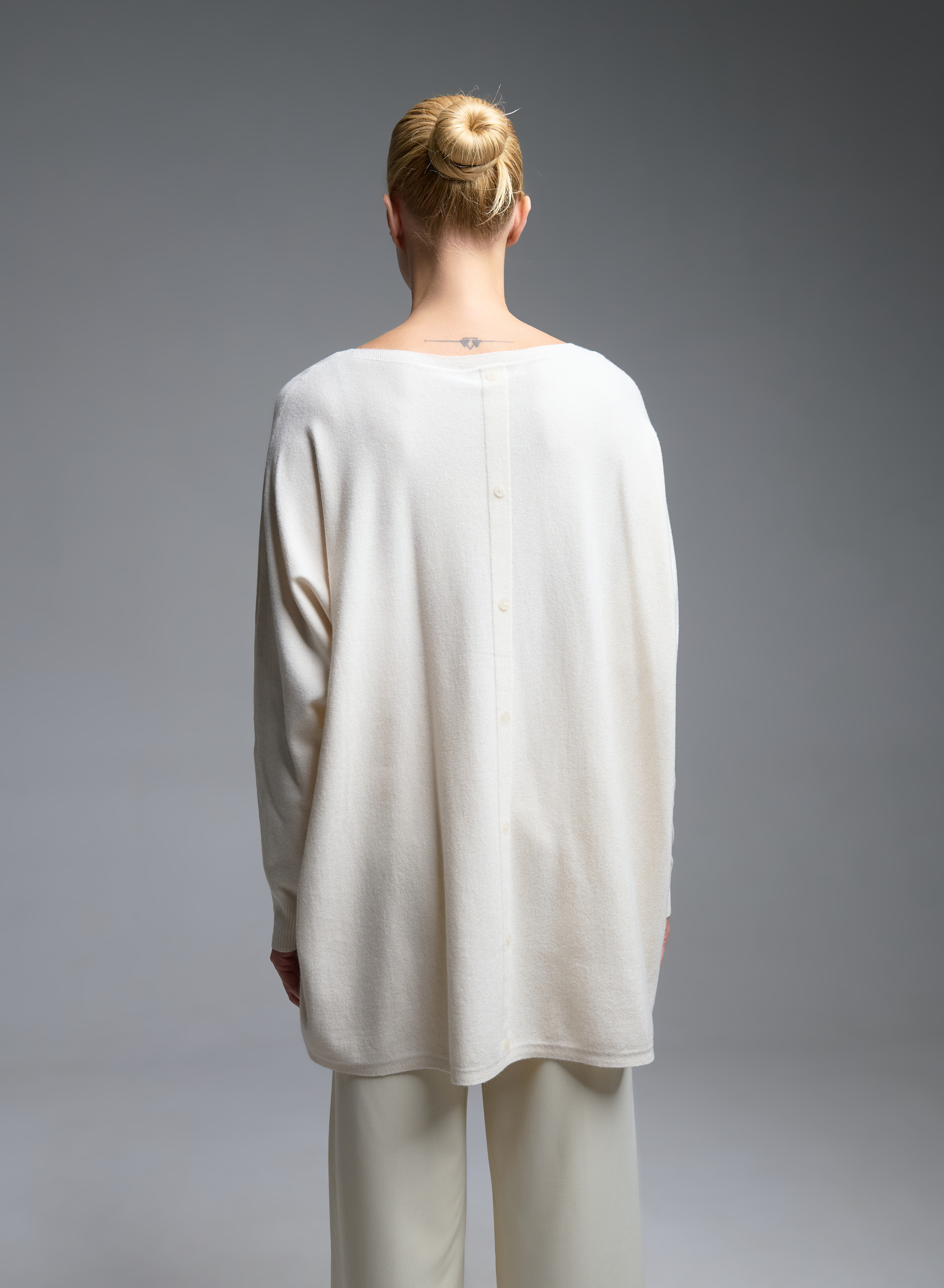 Εκρού oversized πλεκτή Μπλούζα με διακοσμητικά κουμπιά στη πλάτη Beauty Women - 4