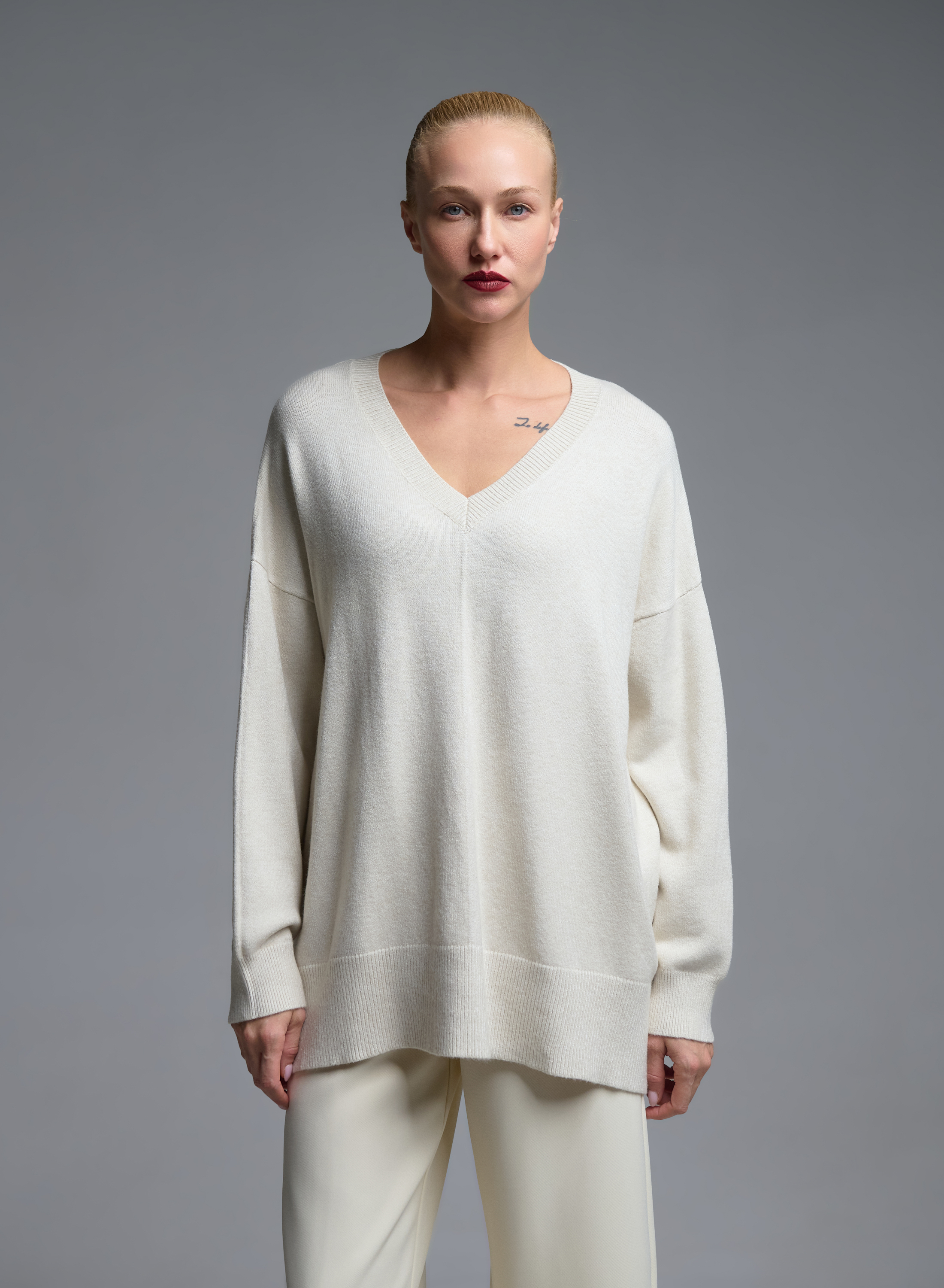 Εκρού oversized Πουλόβερ με V λαιμόκοψη Valentina Milano - 0