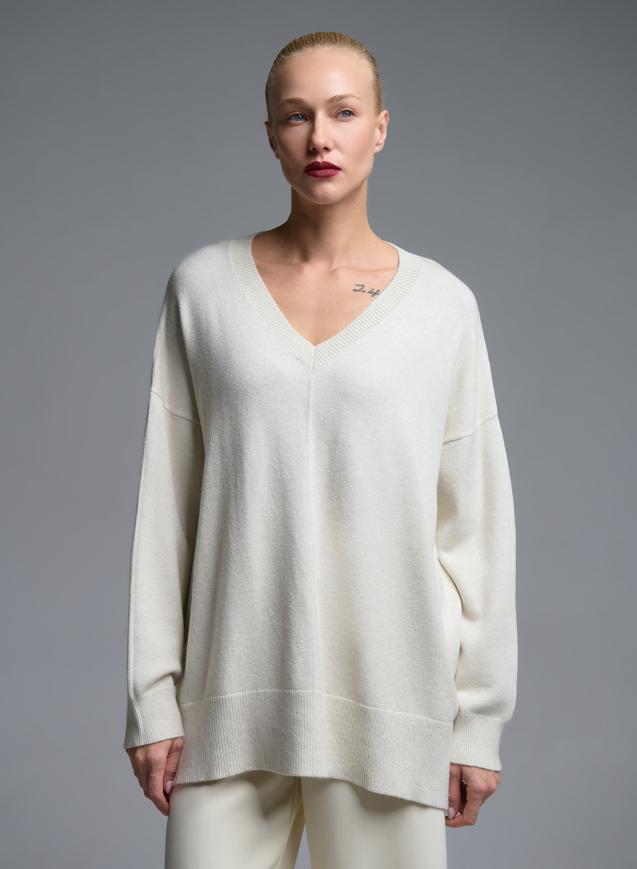 Εκρού oversized Πουλόβερ με V λαιμόκοψη Valentina Milano - 1
