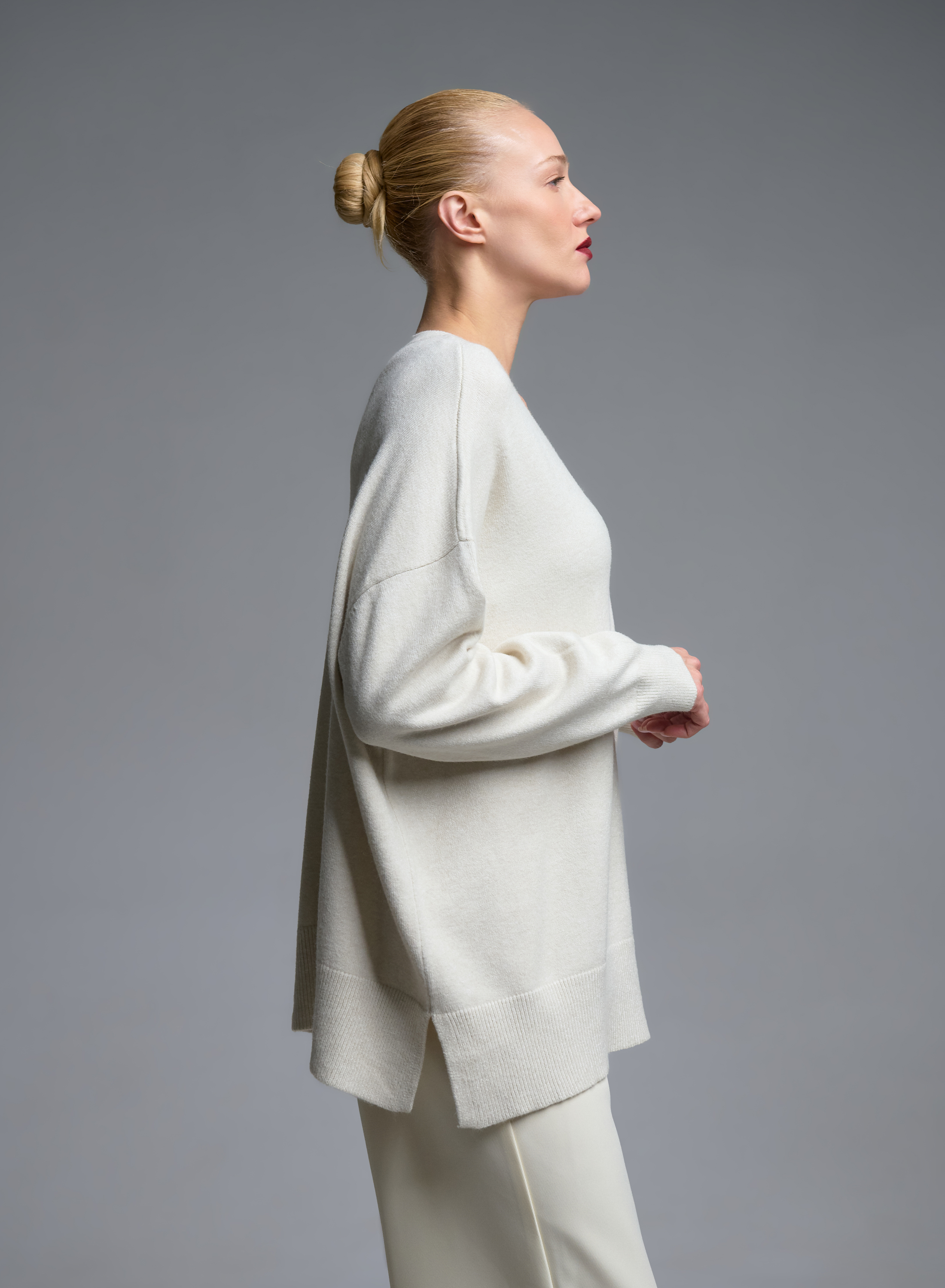 Εκρού oversized Πουλόβερ με V λαιμόκοψη Valentina Milano - 2