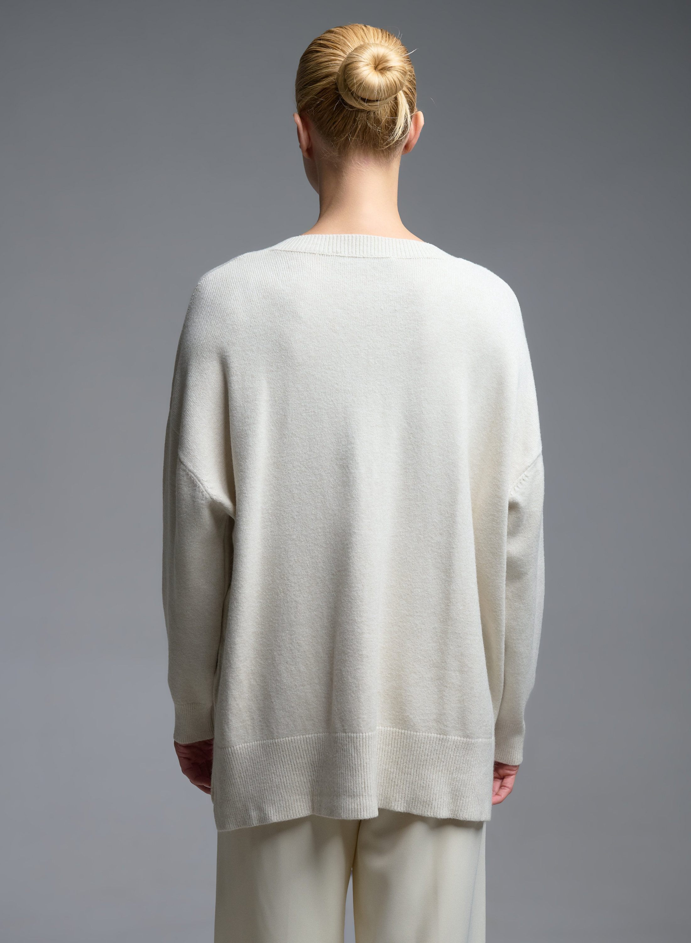 Εκρού oversized Πουλόβερ με V λαιμόκοψη Valentina Milano - 4