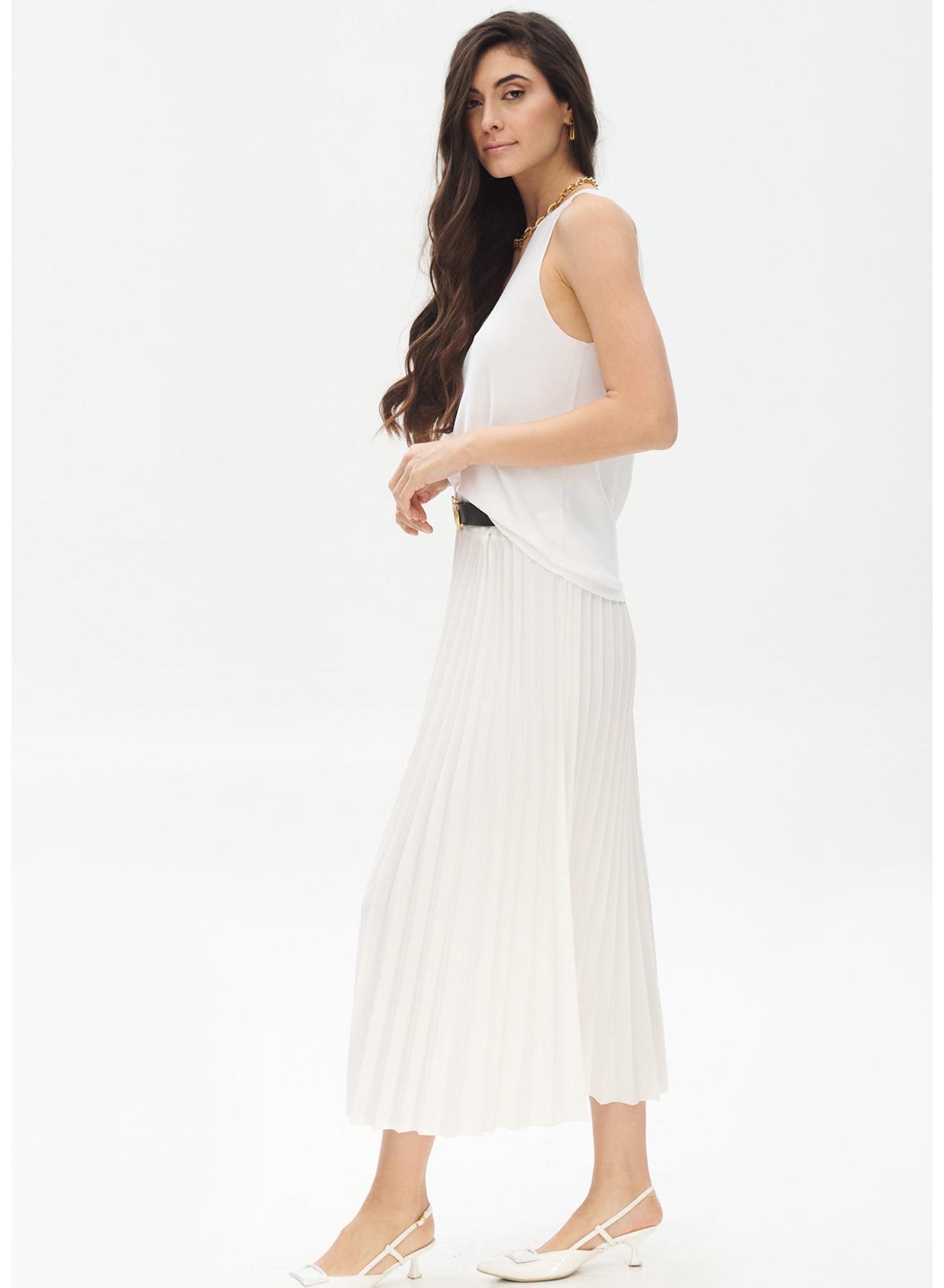 Sleeveless knitted blouse with V neckline - 4