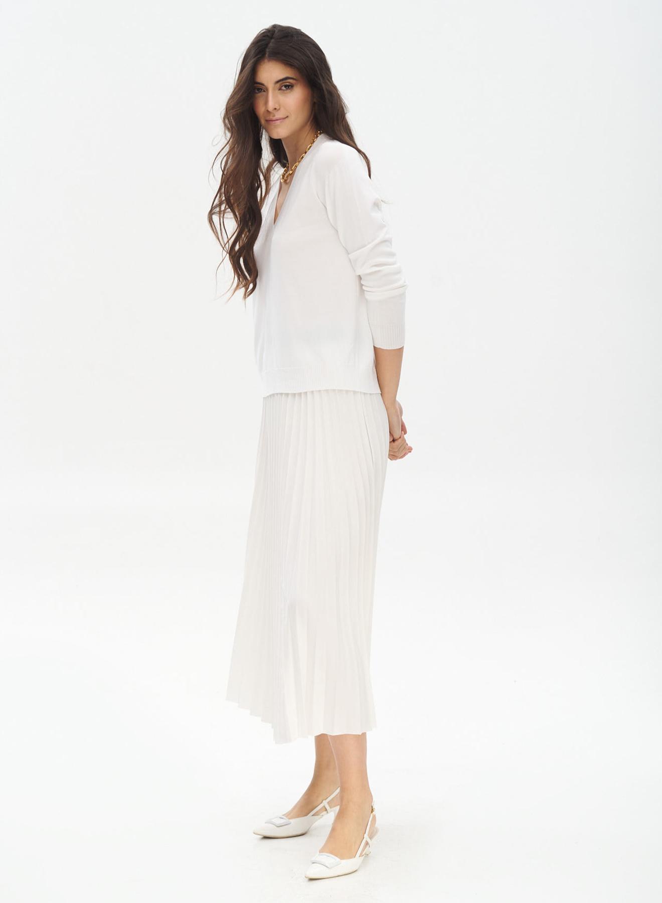 Knitted blouse with V-neckline - 1