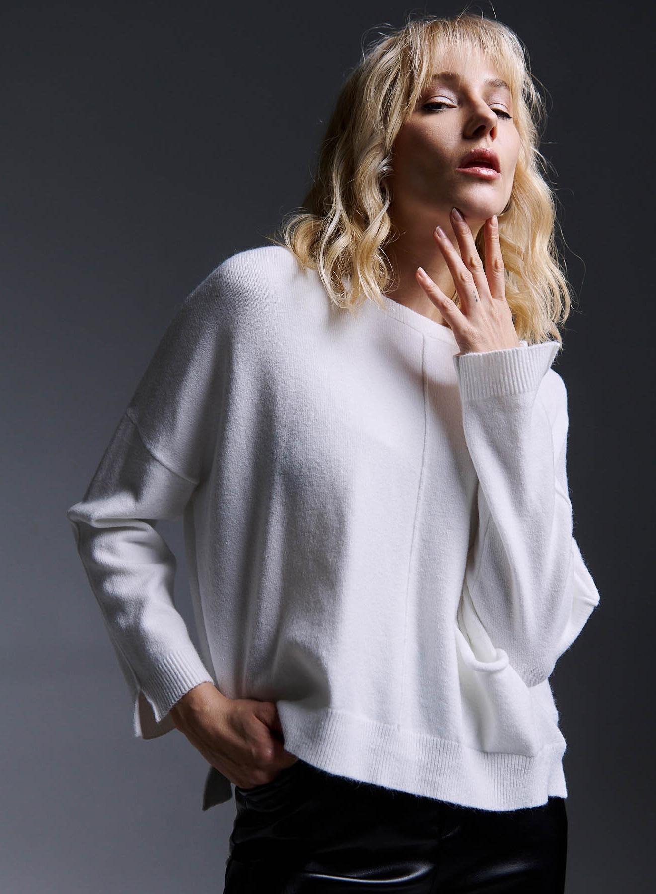 Knitted blouse with pocket and side slits - 1