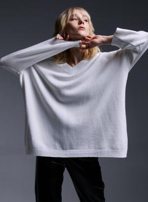 Knitted blouse with V-neckline - 24451