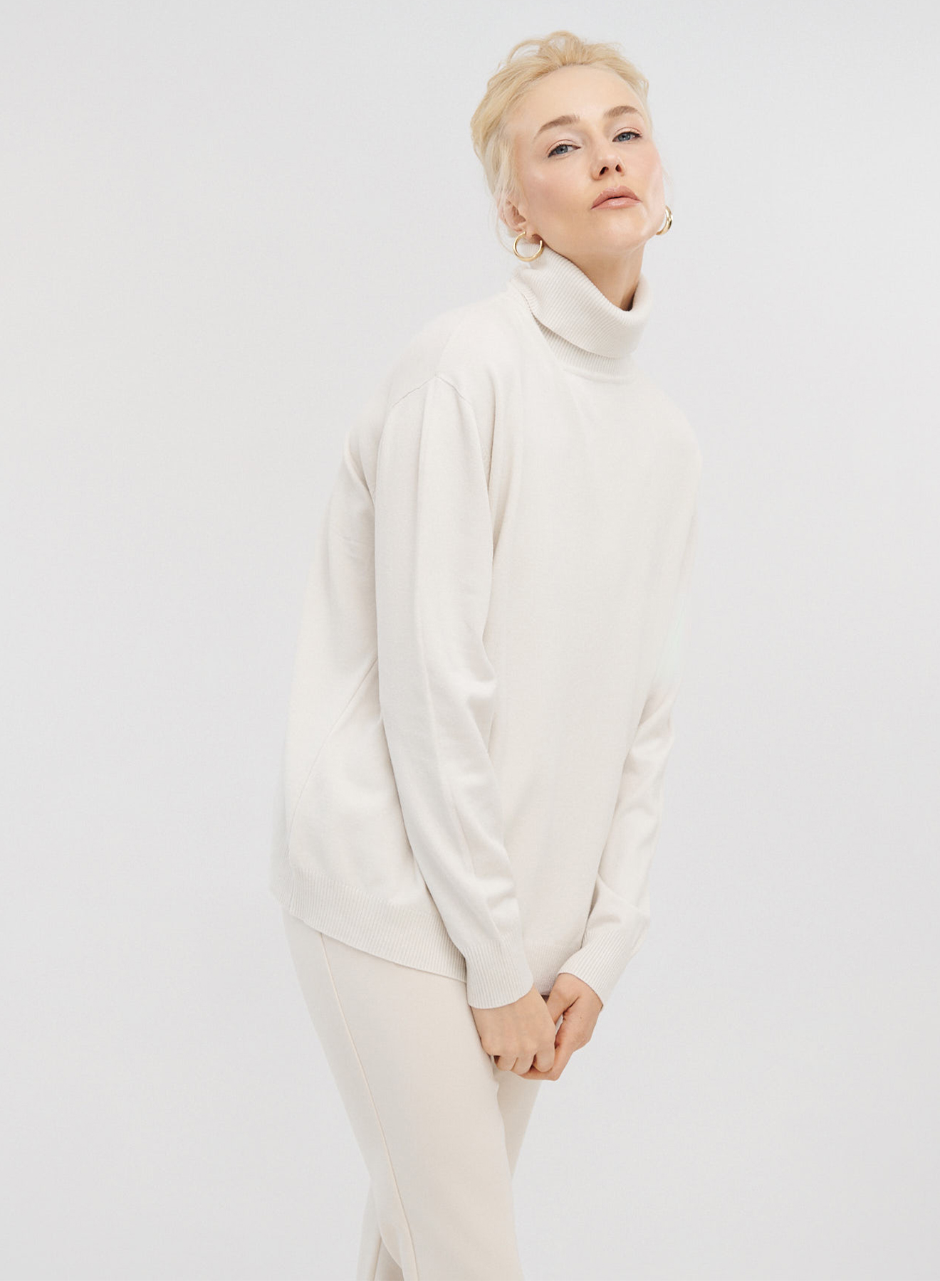 Lose-fit knitted turtleneck blouse - 2