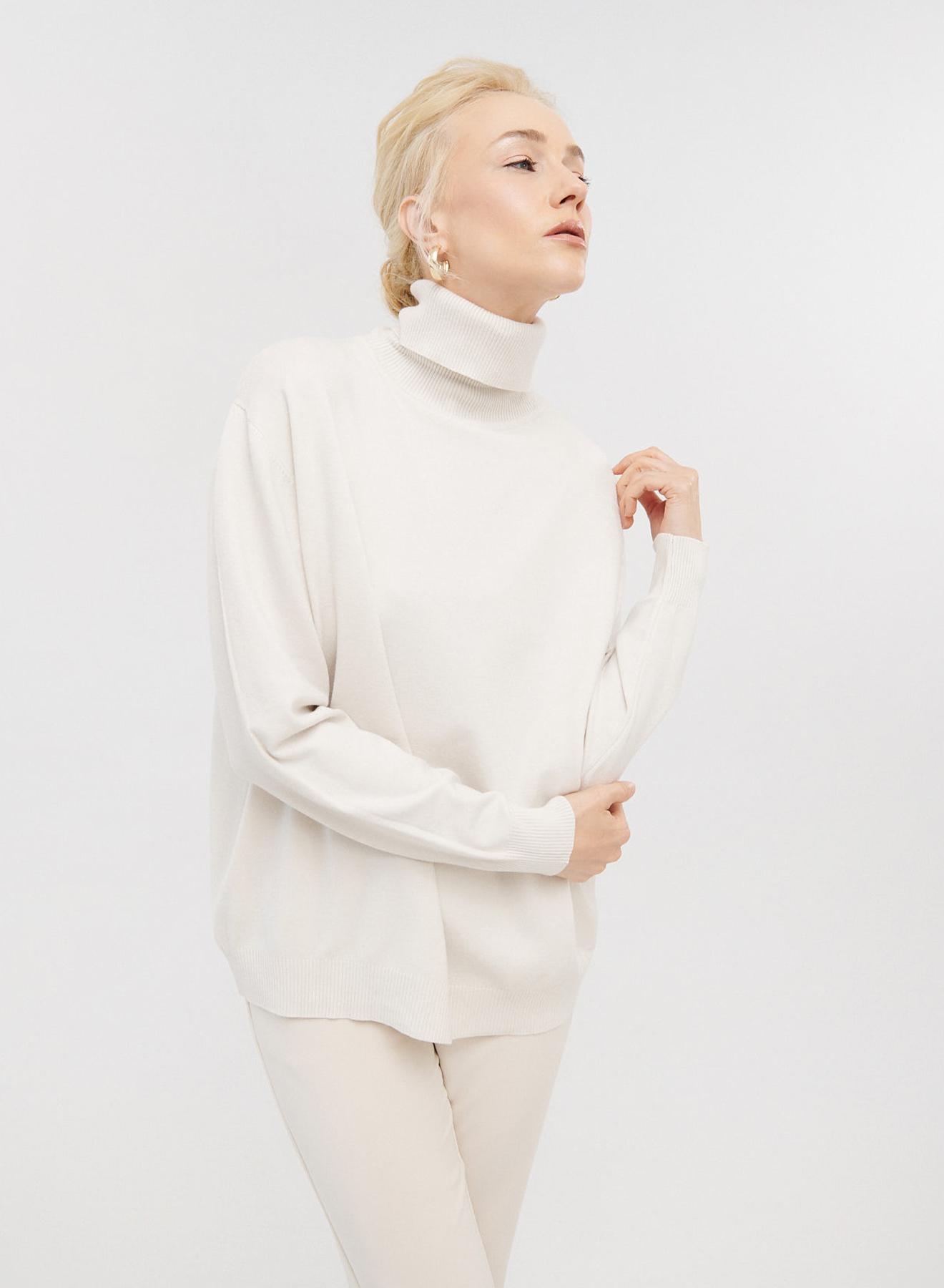 Lose-fit knitted turtleneck blouse - 4