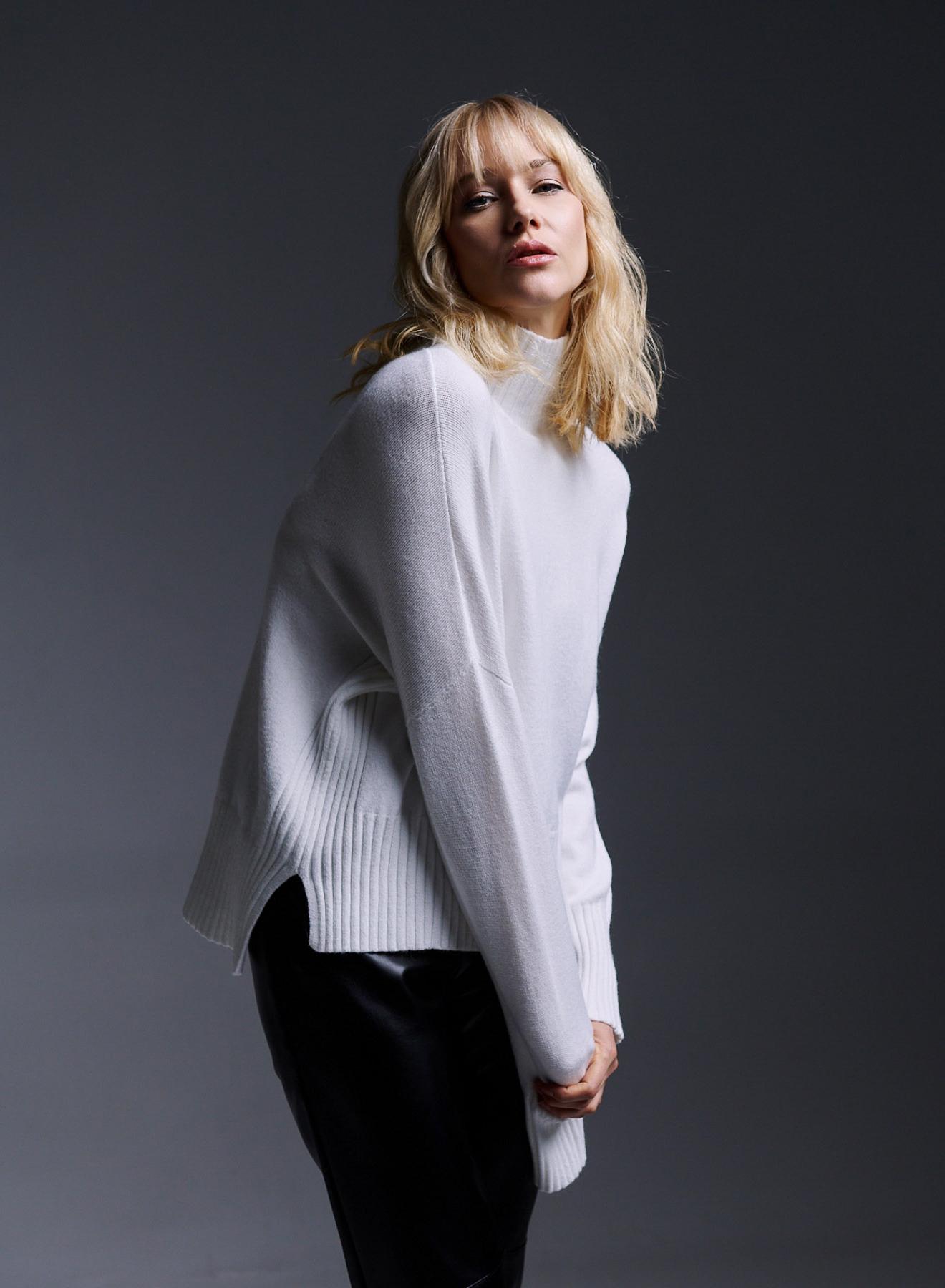 Knitted turtleneck top with side vents and rib details - 3
